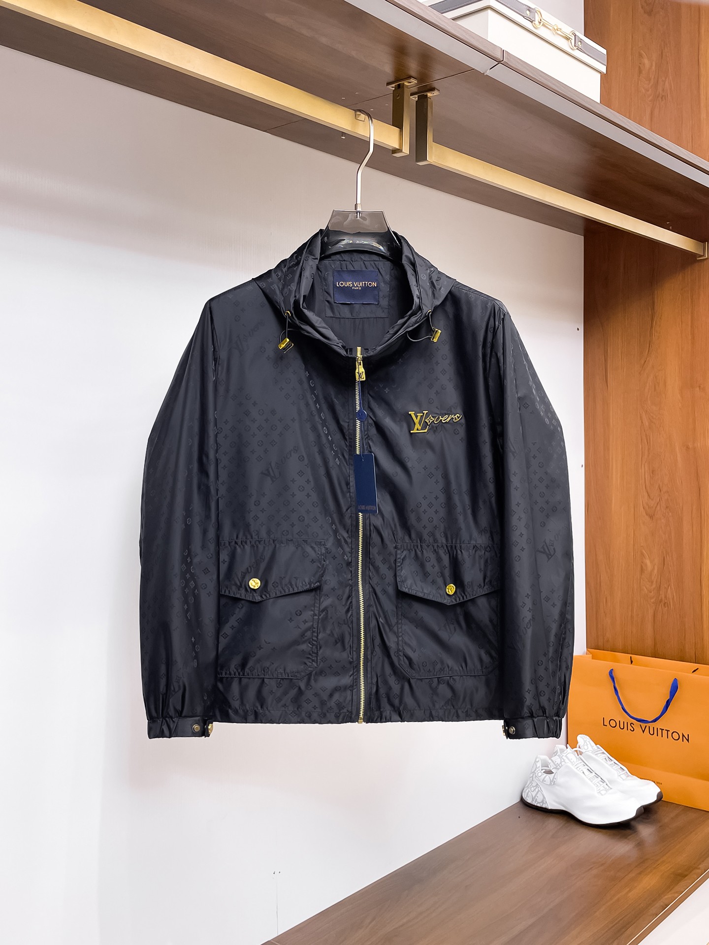 NO:937711,Same style as LV official website, complete with three labels, on sale in advance. 2026ss new autumn men's jacket, reversible original single with three labels, high-end version. Custom-made fabrics at the counter. Highly breathable and comfortable, impeccable details, brand element design concept, reflecting high quality. Delicate and soft feel. Casual tailoring, excellent upper body shape. Size M～3XL, maximum weight, Louis Vuitton, jackets & coats,jackets & coats,19860909LV 官网同款,三标齐全,提前发售 2026ss开秋新款男士夹克外套,双面穿原单三标齐全高端版本 专柜定制面料 透气舒适度高,细节无可挑剔,品牌元素设计理念,体现高品质.手感细腻柔软 呈现休闲裁剪,上身版型超赞 码数M～3XL,最大穿斤,,louis vuitton,jackets & coats,jackets & coats,,Men's clothing