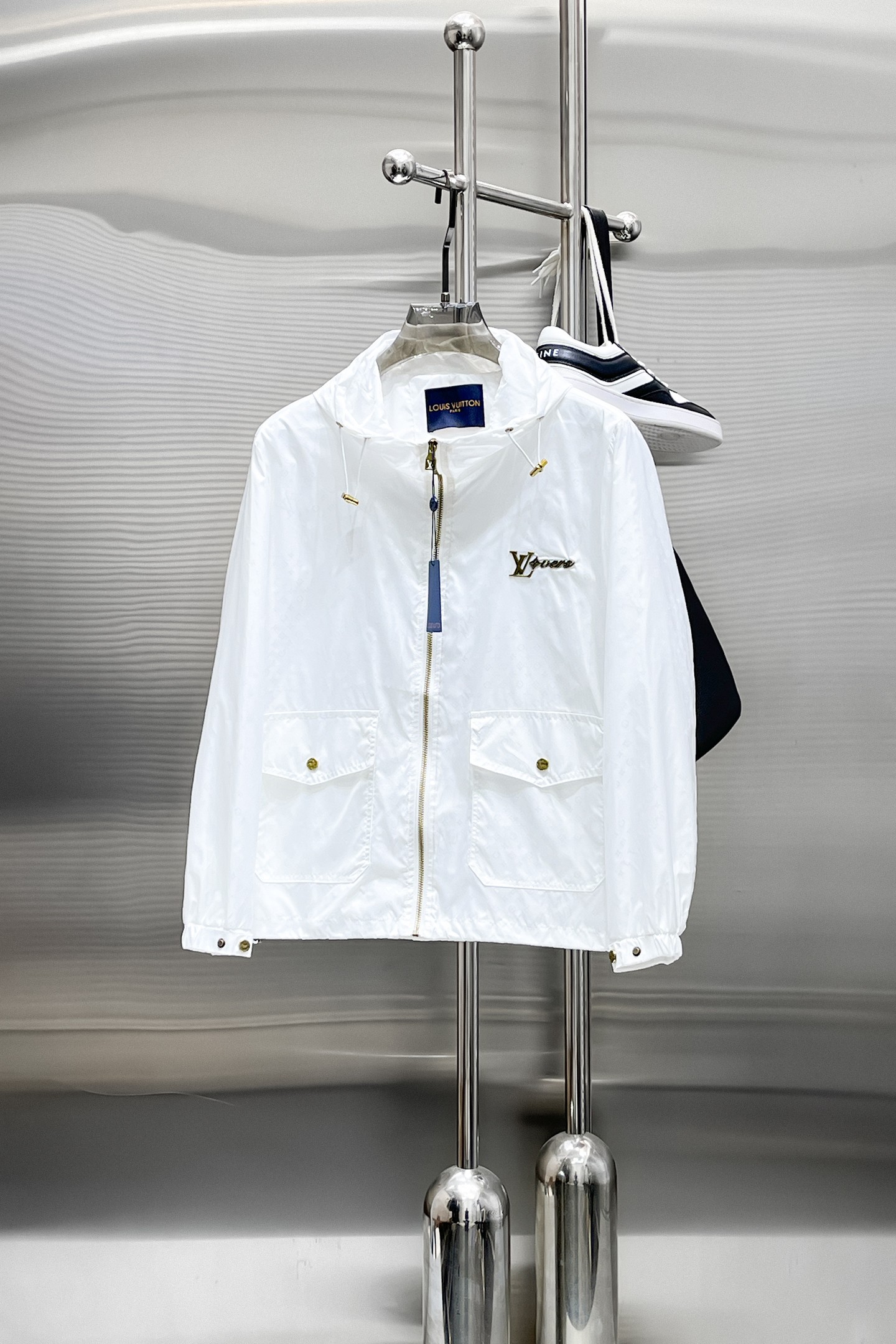 NO:849805,Same style as on LV official website, on sale in advance!  2026ss new men's jacket, original three-standard high-end version!  With hidden hood, custom-made fabrics at the counter, highly breathable and comfortable, impeccable details, brand element design concept, reflecting high quality. It feels delicate and soft!  It presents a casual cut and the upper body shape is awesome!  Size M～3XL, maximum wear is 195kg.,,louis vuitton,jackets & coats,jackets & coats,hats,19860909LV 官网同款,提前发售！2026ss新款男士夹克外套,原单三标齐全高端版本！带隐藏帽,专柜定制面料 透气舒适度高,细节无可挑剔,品牌元素设计理念,体现高品质.手感细腻柔软！呈现休闲裁剪,上身版型超赞！码数M～3XL,最大穿195斤.,,louis vuitton,jackets & coats,jackets & coats,hats,,Men's clothing
