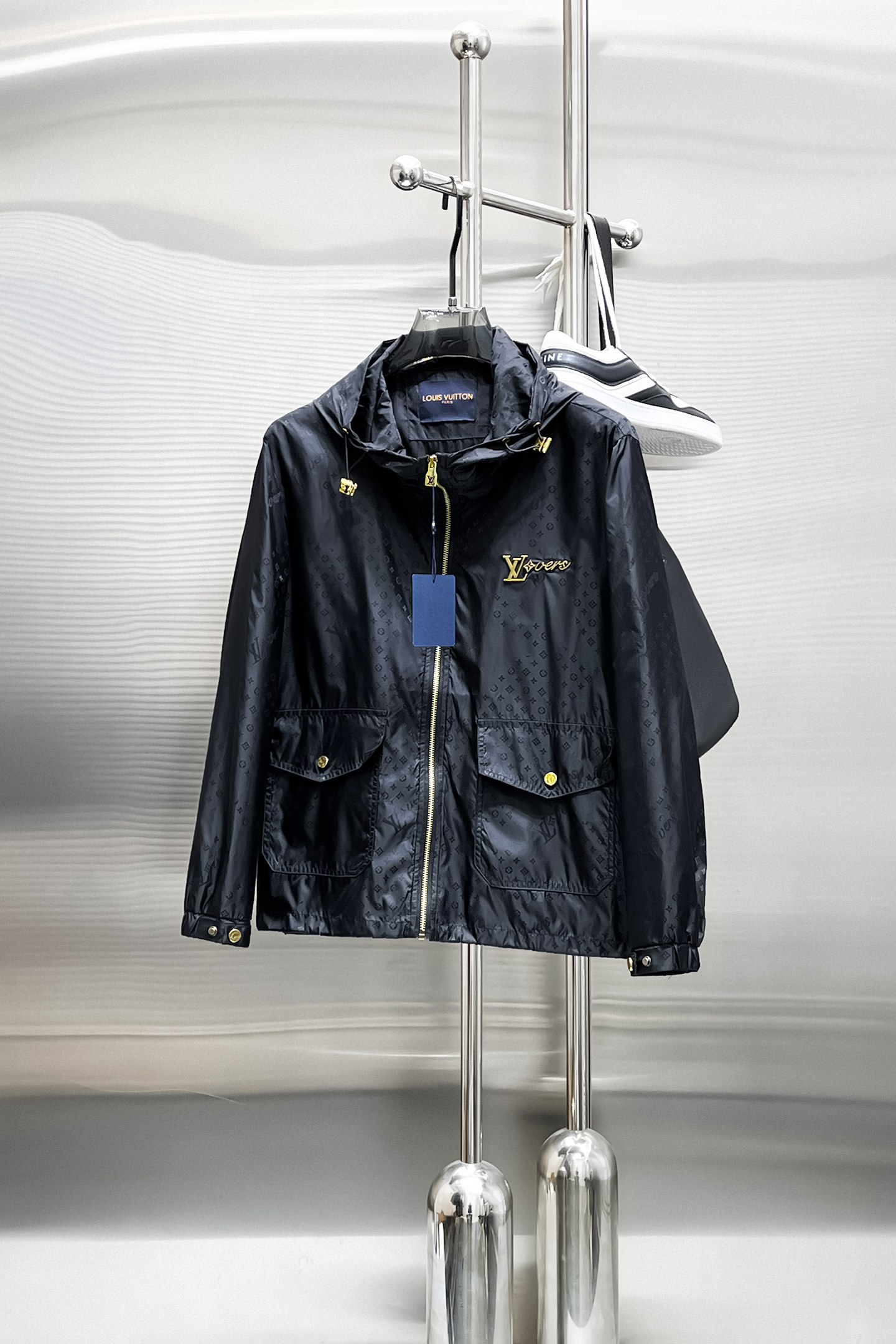NO:876707,Same style as on LV official website, on sale in advance!  2026ss new men's jacket, original three-standard high-end version!  With hidden hood, custom-made fabrics at the counter, highly breathable and comfortable, impeccable details, brand element design concept, reflecting high quality. It feels delicate and soft!  It presents a casual cut and the upper body shape is awesome!  Size M～3XL, maximum wear is 195kg.,,louis vuitton,jackets & coats,jackets & coats,hats,19860909LV 官网同款,提前发售！2026ss新款男士夹克外套,原单三标齐全高端版本！带隐藏帽,专柜定制面料 透气舒适度高,细节无可挑剔,品牌元素设计理念,体现高品质.手感细腻柔软！呈现休闲裁剪,上身版型超赞！码数M～3XL,最大穿195斤.,,louis vuitton,jackets & coats,jackets & coats,hats,,Men's clothing