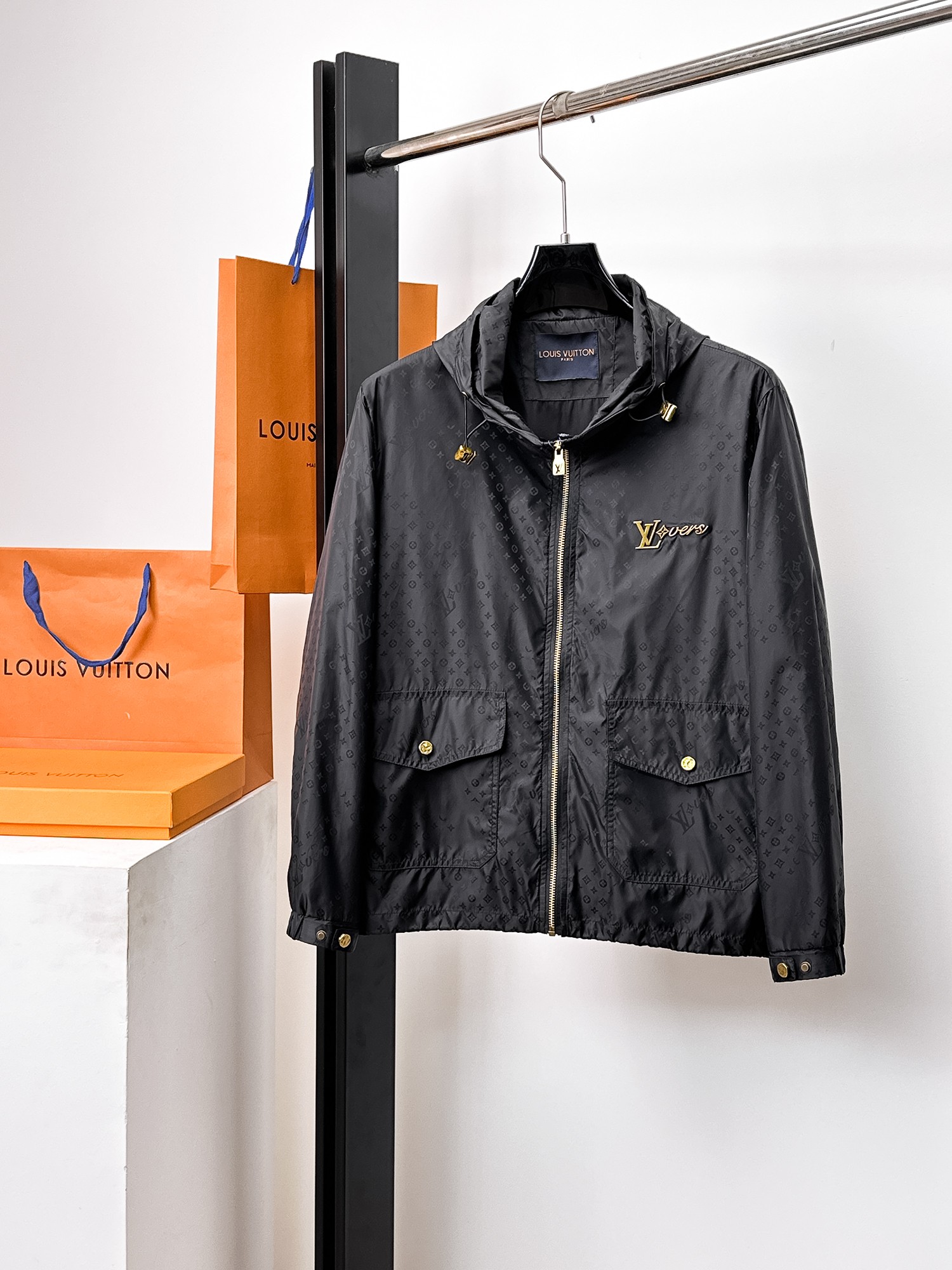 NO:662289,Same style as on LV official website, on sale in advance!  2025ss new men's jacket, original three-standard high-end version!  With hidden hood, custom-made fabrics at the counter, highly breathable and comfortable, impeccable details, brand element design concept, reflecting high quality. It feels delicate and soft!  It presents a casual cut and the upper body shape is awesome!  Size M～3XL, maximum wear is 195kg.,,louis vuitton,jackets & coats,jackets & coats,hats, 19860909LV 官网同款,提前发售！2025ss新款男士夹克外套,原单三标齐全高端版本！带隐藏帽,专柜定制面料 透气舒适度高,细节无可挑剔,品牌元素设计理念,体现高品质.手感细腻柔软！呈现休闲裁剪,上身版型超赞！码数M～3XL,最大穿195斤.,,louis vuitton,jackets & coats,jackets & coats,hats, ,Men's clothing