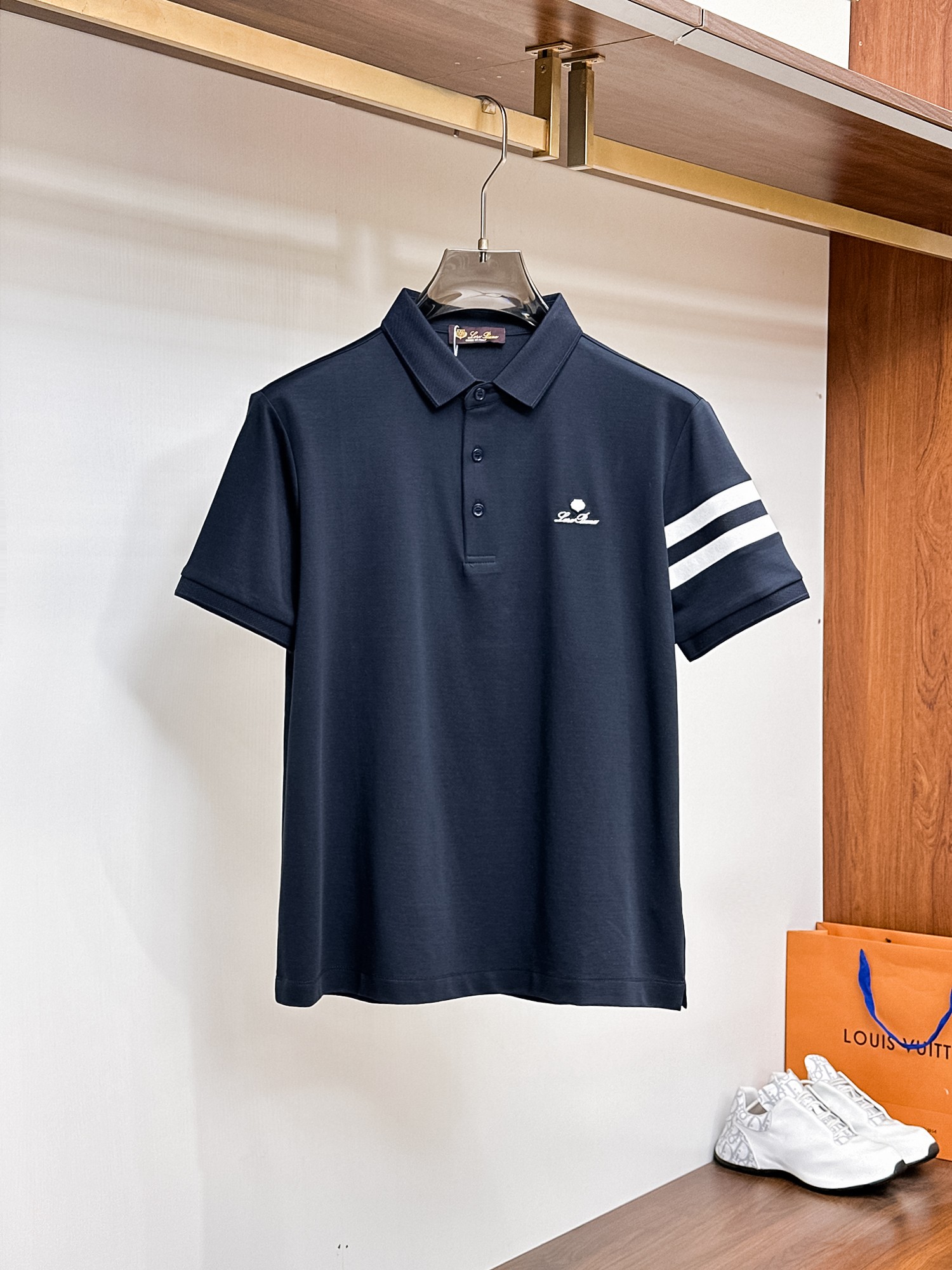 NO:947862,LP Three Standards Complete 2026ss Summer New Letter Logo Men's Lapel Polo Shirt!  Classic business men's style, the ceiling-level business men's style of high-end men's clothing!  Simple and fashionable yet elegant, it looks great when worn alone, and the quality/details control can be taken away with your eyes closed. It is low-key, luxurious and connotative!  The custom-woven mesh pique cotton fabric is carefully made. The surface of the fabric is evenly arranged with a neat mesh texture. It has excellent breathability and heat dissipation and perspiration. The upper body comfort is completely better than ordinary single-sided jersey tissue!  The classic brand LOGO on the chest is made with top-notch craftsmanship. The LOGO is three-dimensional, clear and full, and has extraordinary texture. Whether it is worn as an inner layer or worn alone, it is a classic product!  The exquisite tailoring process, every detail is handled very standard and delicately, which cannot be compared with other low-low products on the market. It is recommended as a must-have basic and versatile Polo shirt for men!  Available in multiple colors, sizes M-4xl, loro piana,19860909LP 三标齐全 2026ss夏季新款字母logo男士翻领Polo衫！经典商务男款,高端男装的天花板级别的商务男款！简约时尚大气不失优雅,单穿内搭体面过人,品质控/细节控的闭眼带走,低调又奢华有内涵！ 客供定织网眼珠地棉布精心制成,面料表面排列均匀整齐的网眼纹理,透气性和散热排汗性极佳,上身舒适程度完全优于普通单面汗布组织！胸前经典的品牌LOGO标识,采用顶级工艺打造,LOGO立体清晰饱满,质感非凡的特质,无论是内搭还是单穿都是一款经典领域的产品！精妙绝伦的裁剪工艺,每一个细节处理的非常标准细腻,非市面一般LOW货可以媲美的,男士必入基础百搭款Polo衫推荐！ 颜色多颜色 尺码M-4xl,,loro piana,,Men's clothing