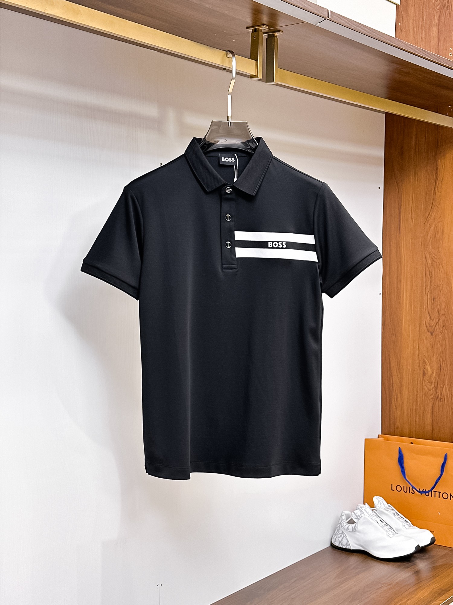 NO:947913,BOSS three-standard complete 2026ss summer new letter logo men's lapel polo shirt!  Classic business men's style, the ceiling-level business men's style of high-end men's clothing!  Simple and fashionable yet elegant, it looks great when worn alone, and the quality/details control can be taken away with your eyes closed. It is low-key, luxurious and connotative!  The custom-woven mesh pique cotton fabric is carefully made. The surface of the fabric is evenly arranged with a neat mesh texture. It has excellent breathability and heat dissipation and perspiration. The upper body comfort is completely better than ordinary single-sided jersey tissue!  The classic brand LOGO on the chest is made with top-notch craftsmanship. The LOGO is three-dimensional, clear and full, and has extraordinary texture. Whether it is worn as an inner layer or worn alone, it is a classic product!  The exquisite tailoring process, every detail is handled very standard and delicately, which cannot be compared with other low-low products on the market. It is recommended as a must-have basic and versatile Polo shirt for men!  Available in multiple colors, sizes M-4xl, can be worn up to 210 pounds!  ,,19860909BOSS 三标齐全 2026ss夏季新款字母logo男士翻领Polo衫！经典商务男款,高端男装的天花板级别的商务男款！简约时尚大气不失优雅,单穿内搭体面过人,品质控/细节控的闭眼带走,低调又奢华有内涵！ 客供定织网眼珠地棉布精心制成,面料表面排列均匀整齐的网眼纹理,透气性和散热排汗性极佳,上身舒适程度完全优于普通单面汗布组织！胸前经典的品牌LOGO标识,采用顶级工艺打造,LOGO立体清晰饱满,质感非凡的特质,无论是内搭还是单穿都是一款经典领域的产品！精妙绝伦的裁剪工艺,每一个细节处理的非常标准细腻,非市面一般LOW货可以媲美的,男士必入基础百搭款Polo衫推荐！ 颜色多颜色 尺码M-4xl,最大穿到210斤！,,,Men's clothing