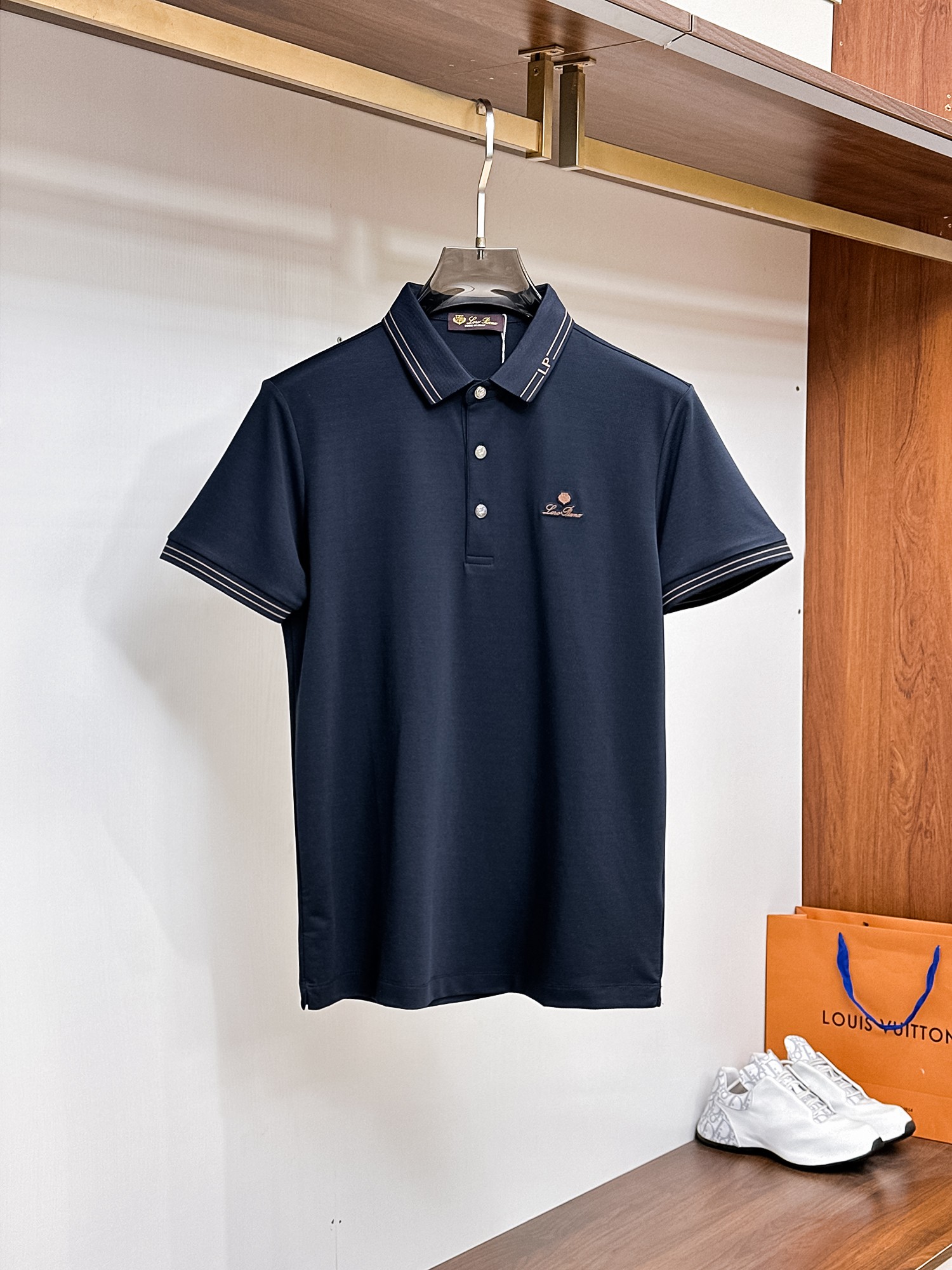 NO:947939,LP Three Standards Complete 2026ss Summer New Letter Logo Men's Lapel Polo Shirt!  Classic business men's style, the ceiling-level business men's style of high-end men's clothing!  Simple and fashionable yet elegant, it looks great when worn alone, and the quality/details control can be taken away with your eyes closed. It is low-key, luxurious and connotative!  The custom-woven mesh pique cotton fabric is carefully made. The surface of the fabric is evenly arranged with a neat mesh texture. It has excellent breathability and heat dissipation and perspiration. The upper body comfort is completely better than ordinary single-sided jersey tissue!  The classic brand LOGO on the chest is made with top-notch craftsmanship. The LOGO is three-dimensional, clear and full, and has extraordinary texture. Whether it is worn as an inner layer or worn alone, it is a classic product!  The exquisite tailoring process, every detail is handled very standard and delicately, which cannot be compared with other low-low products on the market. It is recommended as a must-have basic and versatile Polo shirt for men!  Available in multiple colors, sizes M-4xl, can be worn up to 210 pounds!  ,,loro piana,19860909LP 三标齐全 2026ss夏季新款字母logo男士翻领Polo衫！经典商务男款,高端男装的天花板级别的商务男款！简约时尚大气不失优雅,单穿内搭体面过人,品质控/细节控的闭眼带走,低调又奢华有内涵！ 客供定织网眼珠地棉布精心制成,面料表面排列均匀整齐的网眼纹理,透气性和散热排汗性极佳,上身舒适程度完全优于普通单面汗布组织！胸前经典的品牌LOGO标识,采用顶级工艺打造,LOGO立体清晰饱满,质感非凡的特质,无论是内搭还是单穿都是一款经典领域的产品！精妙绝伦的裁剪工艺,每一个细节处理的非常标准细腻,非市面一般LOW货可以媲美的,男士必入基础百搭款Polo衫推荐！ 颜色多颜色 尺码M-4xl,最大穿到210斤！,,loro piana,,Men's clothing
