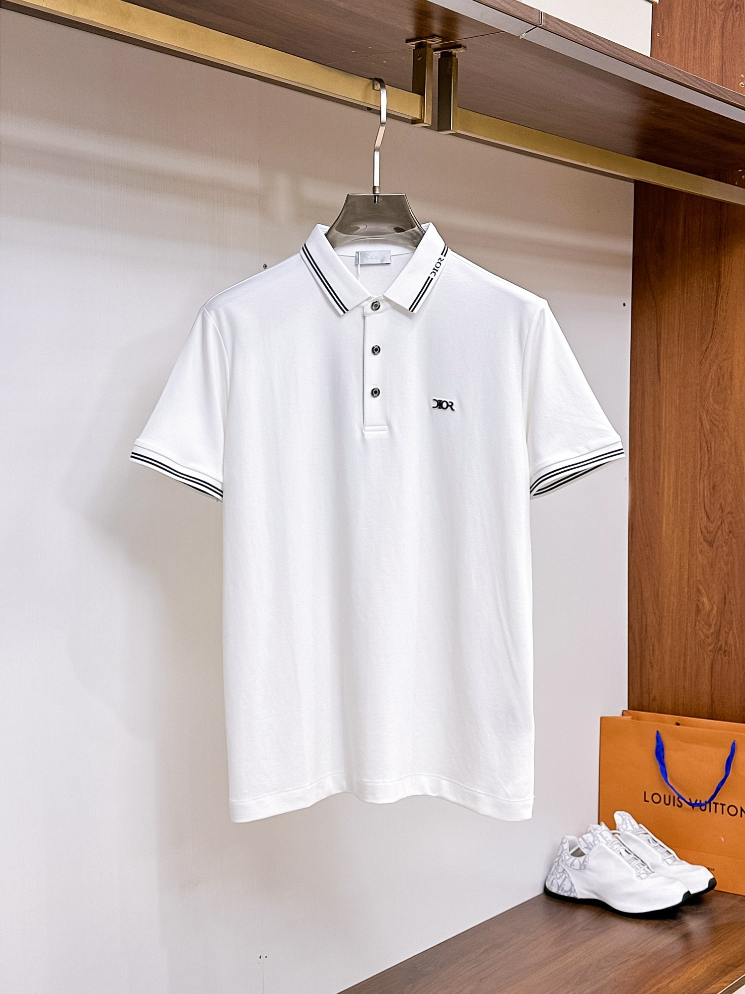 NO:947953,Dior three-label complete 2026ss summer new letter logo men's lapel Polo shirt!  Classic business men's style, the ceiling-level business men's style of high-end men's clothing!  Simple and fashionable yet elegant, it looks great when worn alone, and the quality/details control can be taken away with your eyes closed. It is low-key, luxurious and connotative!  The custom-woven mesh pique cotton fabric is carefully made. The surface of the fabric is evenly arranged with a neat mesh texture. It has excellent breathability and heat dissipation and perspiration. The upper body comfort is completely better than ordinary single-sided jersey tissue!  The classic brand LOGO on the chest is made with top-notch craftsmanship. The LOGO is three-dimensional, clear and full, and has extraordinary texture. Whether it is worn as an inner layer or worn alone, it is a classic product!  The exquisite tailoring process, every detail is handled very standard and delicately, which cannot be compared with other low-low products on the market. It is recommended as a must-have basic and versatile Polo shirt for men!  Available in multiple colors, sizes M-4xl, can be worn up to 210 pounds!  ,,dior,19860909迪奥 三标齐全 2026ss夏季新款字母logo男士翻领Polo衫！经典商务男款,高端男装的天花板级别的商务男款！简约时尚大气不失优雅,单穿内搭体面过人,品质控/细节控的闭眼带走,低调又奢华有内涵！ 客供定织网眼珠地棉布精心制成,面料表面排列均匀整齐的网眼纹理,透气性和散热排汗性极佳,上身舒适程度完全优于普通单面汗布组织！胸前经典的品牌LOGO标识,采用顶级工艺打造,LOGO立体清晰饱满,质感非凡的特质,无论是内搭还是单穿都是一款经典领域的产品！精妙绝伦的裁剪工艺,每一个细节处理的非常标准细腻,非市面一般LOW货可以媲美的,男士必入基础百搭款Polo衫推荐！ 颜色多颜色 尺码M-4xl,最大穿到210斤！,,dior,,Men's clothing
