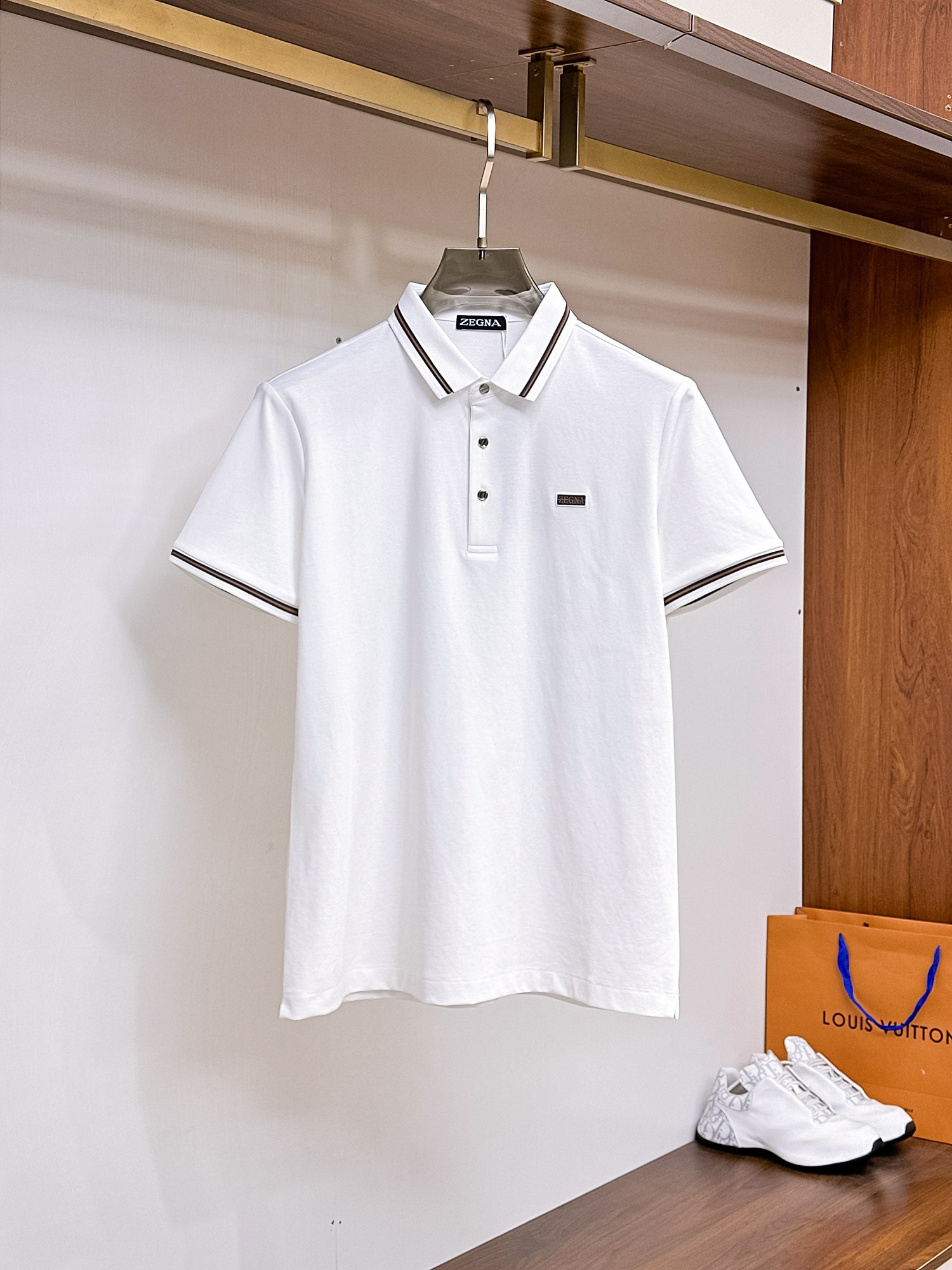 NO:947966,Ermenegildo Zegna's three-standard complete 2026ss summer new letter logo men's lapel Polo shirt!  Classic business men's style, the ceiling-level business men's style of high-end men's clothing!  Simple and fashionable yet elegant, it looks great when worn alone, and the quality/details control can be taken away with your eyes closed. It is low-key, luxurious and connotative!  The custom-woven mesh pique cotton fabric is carefully made. The surface of the fabric is evenly arranged with a neat mesh texture. It has excellent breathability and heat dissipation and perspiration. The upper body comfort is completely better than ordinary single-sided jersey tissue!  The classic brand LOGO on the chest is made with top-notch craftsmanship. The LOGO is three-dimensional, clear and full, and has extraordinary texture. Whether it is worn as an inner layer or worn alone, it is a classic product!  The exquisite tailoring process, every detail is handled very standard and delicately, which cannot be compared with other low-low products on the market. It is recommended as a must-have basic and versatile Polo shirt for men!  Available in multiple colors, sizes M-4xl, can be worn up to 210 pounds!  ,,zegna,19860909杰尼亚 三标齐全 2026ss夏季新款字母logo男士翻领Polo衫！经典商务男款,高端男装的天花板级别的商务男款！简约时尚大气不失优雅,单穿内搭体面过人,品质控/细节控的闭眼带走,低调又奢华有内涵！ 客供定织网眼珠地棉布精心制成,面料表面排列均匀整齐的网眼纹理,透气性和散热排汗性极佳,上身舒适程度完全优于普通单面汗布组织！胸前经典的品牌LOGO标识,采用顶级工艺打造,LOGO立体清晰饱满,质感非凡的特质,无论是内搭还是单穿都是一款经典领域的产品！精妙绝伦的裁剪工艺,每一个细节处理的非常标准细腻,非市面一般LOW货可以媲美的,男士必入基础百搭款Polo衫推荐！ 颜色多颜色 尺码M-4xl,最大穿到210斤！,,zegna,,Men's clothing