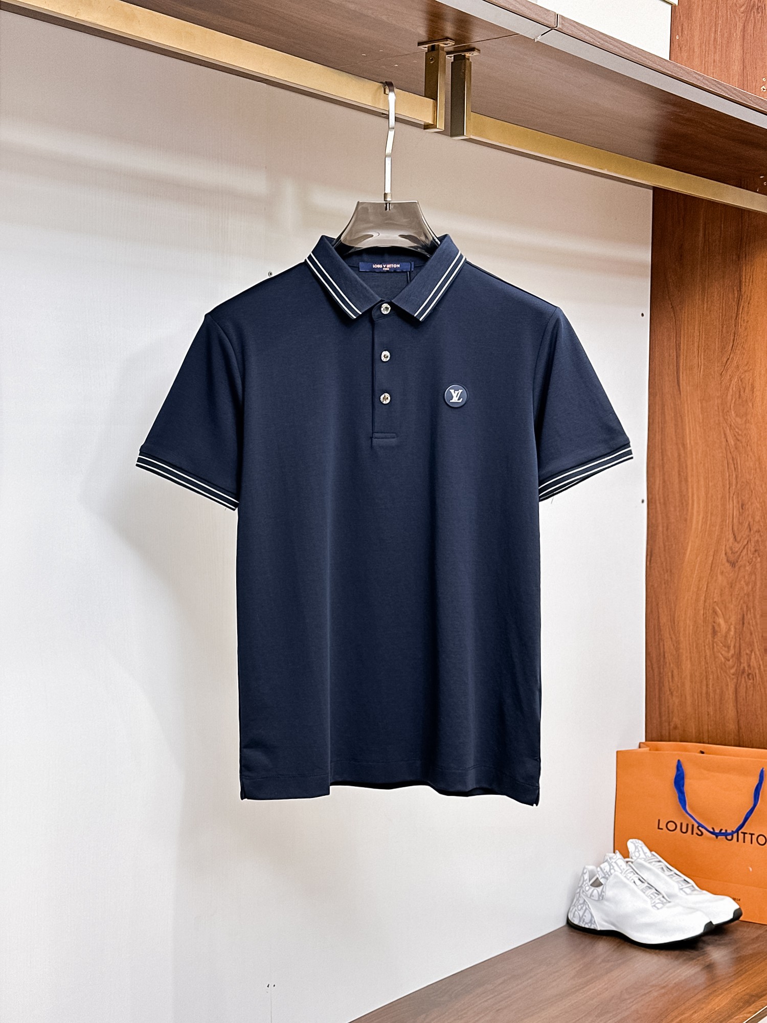 NO:947979,LV three-label complete 2026ss summer new letter logo men's lapel polo shirt!  Classic business men's style, the ceiling-level business men's style of high-end men's clothing!  Simple and fashionable yet elegant, it looks great when worn alone, and the quality/details control can be taken away with your eyes closed. It is low-key, luxurious and connotative!  The custom-woven mesh pique cotton fabric is carefully made. The surface of the fabric is evenly arranged with a neat mesh texture. It has excellent breathability and heat dissipation and perspiration. The upper body comfort is completely better than ordinary single-sided jersey tissue!  The classic brand LOGO on the chest is made with top-notch craftsmanship. The LOGO is three-dimensional, clear and full, and has extraordinary texture. Whether it is worn as an inner layer or worn alone, it is a classic product!  The exquisite tailoring process, every detail is handled very standard and delicately, which cannot be compared with other low-low products on the market. It is recommended as a must-have basic and versatile Polo shirt for men!  Available in multiple colors, sizes M-4xl, can be worn up to 210 pounds!  ,,louis vuitton,19860909LV 三标齐全 2026ss夏季新款字母logo男士翻领Polo衫！经典商务男款,高端男装的天花板级别的商务男款！简约时尚大气不失优雅,单穿内搭体面过人,品质控/细节控的闭眼带走,低调又奢华有内涵！ 客供定织网眼珠地棉布精心制成,面料表面排列均匀整齐的网眼纹理,透气性和散热排汗性极佳,上身舒适程度完全优于普通单面汗布组织！胸前经典的品牌LOGO标识,采用顶级工艺打造,LOGO立体清晰饱满,质感非凡的特质,无论是内搭还是单穿都是一款经典领域的产品！精妙绝伦的裁剪工艺,每一个细节处理的非常标准细腻,非市面一般LOW货可以媲美的,男士必入基础百搭款Polo衫推荐！ 颜色多颜色 尺码M-4xl,最大穿到210斤！,,louis vuitton,,Men's clothing