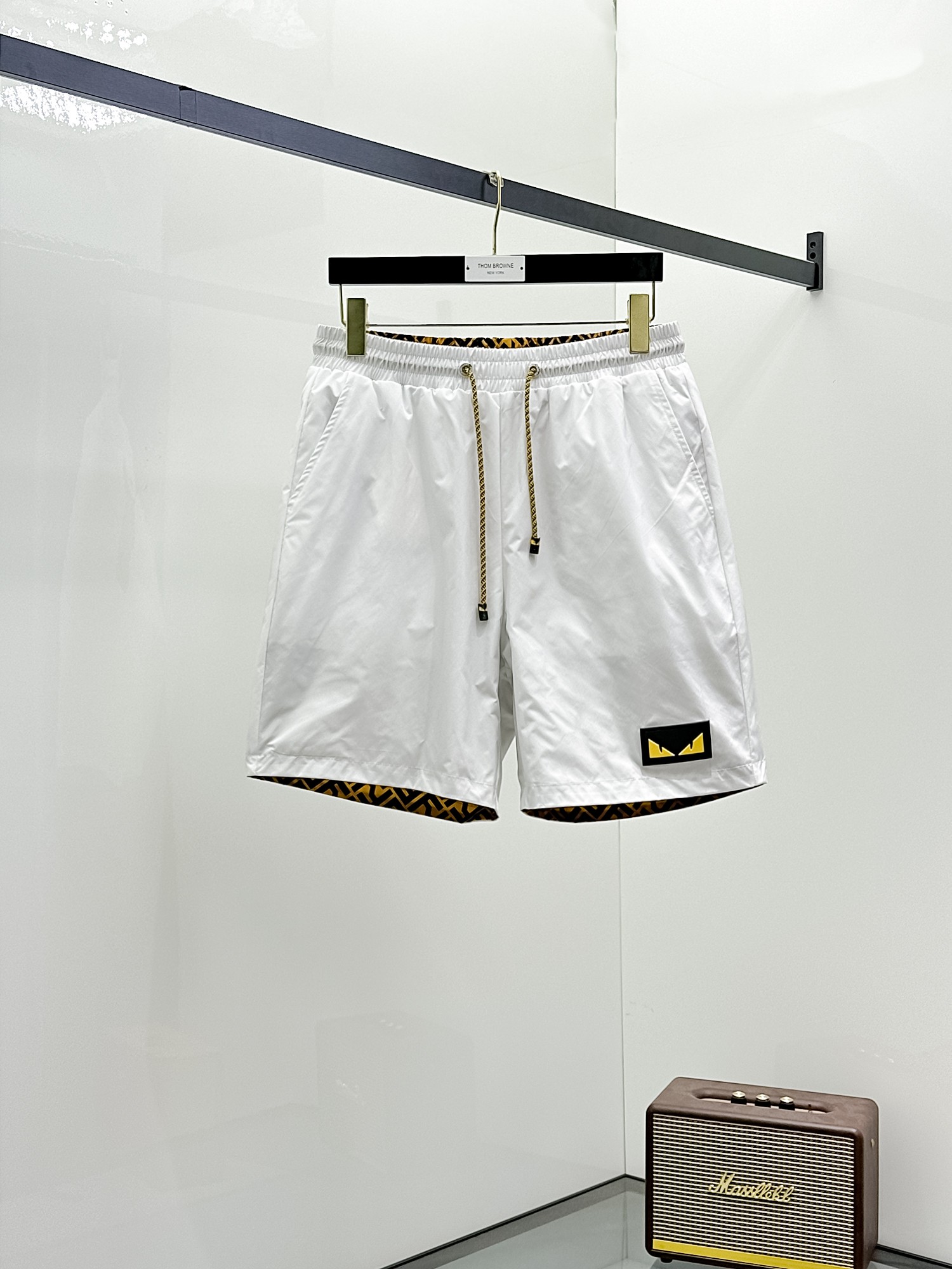 NO:906950,Fendi's three-standard complete 2026 new summer men's reversible casual shorts, advanced custom-made breathable fabrics, extremely breathable, elastic and comfortable, impeccable details, top-grade accessories, original logo design concept, delicate and soft feel!  The upper body fit is awesome!  For sizes M-XXXL, please state your height and weight when placing an order, fendi, shorts,19860909芬迪 三标齐全 2026夏季新款男士双面穿休闲短裤,高级定制面料透气面料 透气弹力舒适度极高,细节无可挑剔,顶级辅料配备,原版logo设计理念,手感细腻柔软！上身版型超赞！尺码M-XXXL下单报身高体重,,fendi,shorts,,Men's clothing