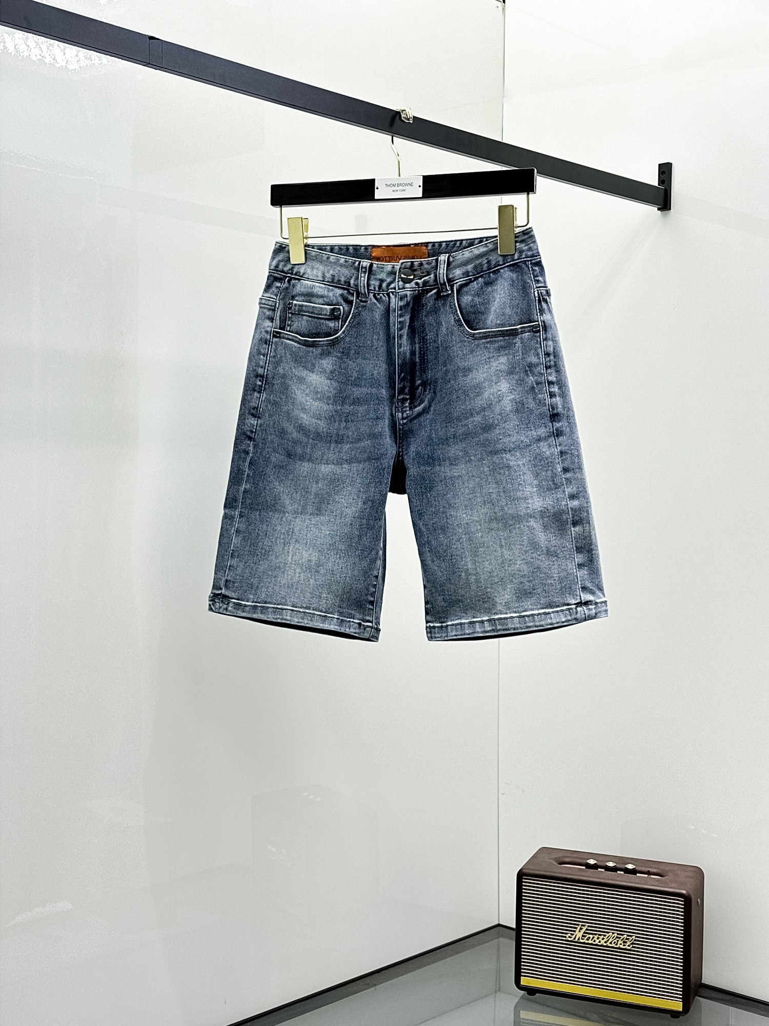 NO:906960,Fendi 2026 new summer men's jeans shorts, heavy craftsmanship, advanced custom fabrics, breathable fabrics, extremely breathable, elastic and comfortable, impeccable details, top accessories, original logo design concept, delicate and soft feel!  The upper body fit is awesome!  Size 29-36,,fendi,shorts,jeans,19860909芬迪 2026夏季新款男士牛仔裤短裤,重工艺高级定制面料透气面料 透气弹力舒适度极高,细节无可挑剔,顶级辅料配备,原版logo设计理念,手感细腻柔软！上身版型超赞！尺码29-36,,fendi,shorts,jeans,,Men's clothing