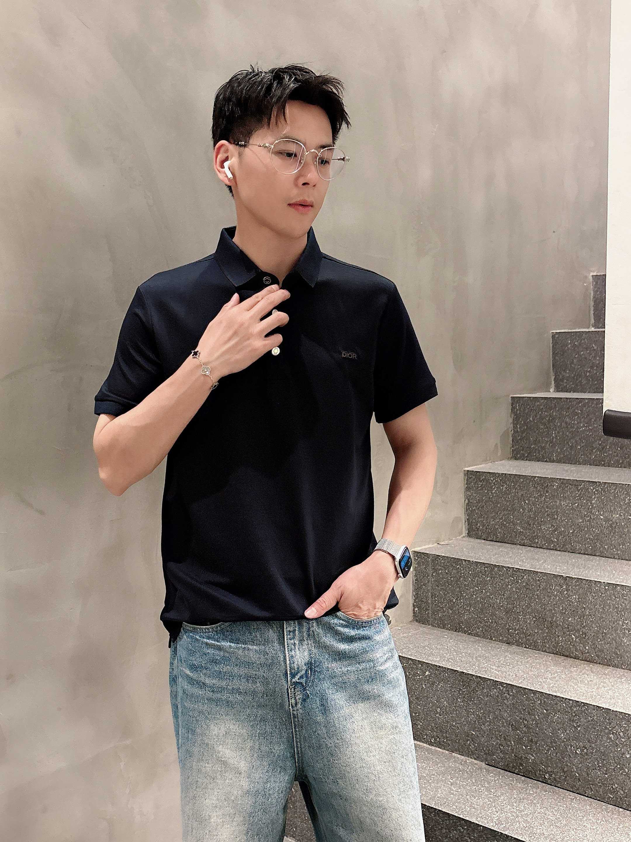 NO:142266,Dior 2025ss summer new letter logo men's lapel Polo shirt!  Classic business men's style, high-end men's style at the ceiling level of business men's style!  Simple, fashionable and elegant, single-wearing inner wear is decent, quality control/detail control takes away, low-key, luxurious and connotative!  Customer-supplied fixed mesh flooring cotton cloth is carefully made, the surface of the fabric is evenly arranged and neatly arranged, with excellent breathability and heat dissipation and sweat resistance, and the comfort level of the upper body is completely better than that of ordinary single-sided sweat cloth tissue!  The classic brand LOGO logo on the chest is created with top-level craftsmanship. The LOGO has three-dimensional, clear and full texture, and is an extraordinary product in the classic field whether it is inner wear or single wear!  The exquisite cutting process, the processing of every detail is very standard and delicate, and it is comparable to that of ordinary LOW products on the market. Men must enter the basic versatile Polo shirts!  Multi-color Size M-4xl, Dior, Alexander wang19860909迪奥 2025ss夏季新款字母logo男士翻领Polo衫！经典商务男款,高端男装的天花板级别的商务男款！简约时尚大气不失优雅,单穿内搭体面过人,品质控/细节控的闭眼带走,低调又奢华有内涵！ 客供定织网眼珠地棉布精心制成,面料表面排列均匀整齐的网眼纹理,透气性和散热排汗性极佳,上身舒适程度完全优于普通单面汗布组织！胸前经典的品牌LOGO标识,采用顶级工艺打造,LOGO立体清晰饱满,质感非凡的特质,无论是内搭还是单穿都是一款经典领域的产品！精妙绝伦的裁剪工艺,每一个细节处理的非常标准细腻,非市面一般LOW货可以媲美的,男士必入基础百搭款Polo衫推荐！ 颜色多颜色 尺码M-4xl,,dior,alexander wang,Men's clothing