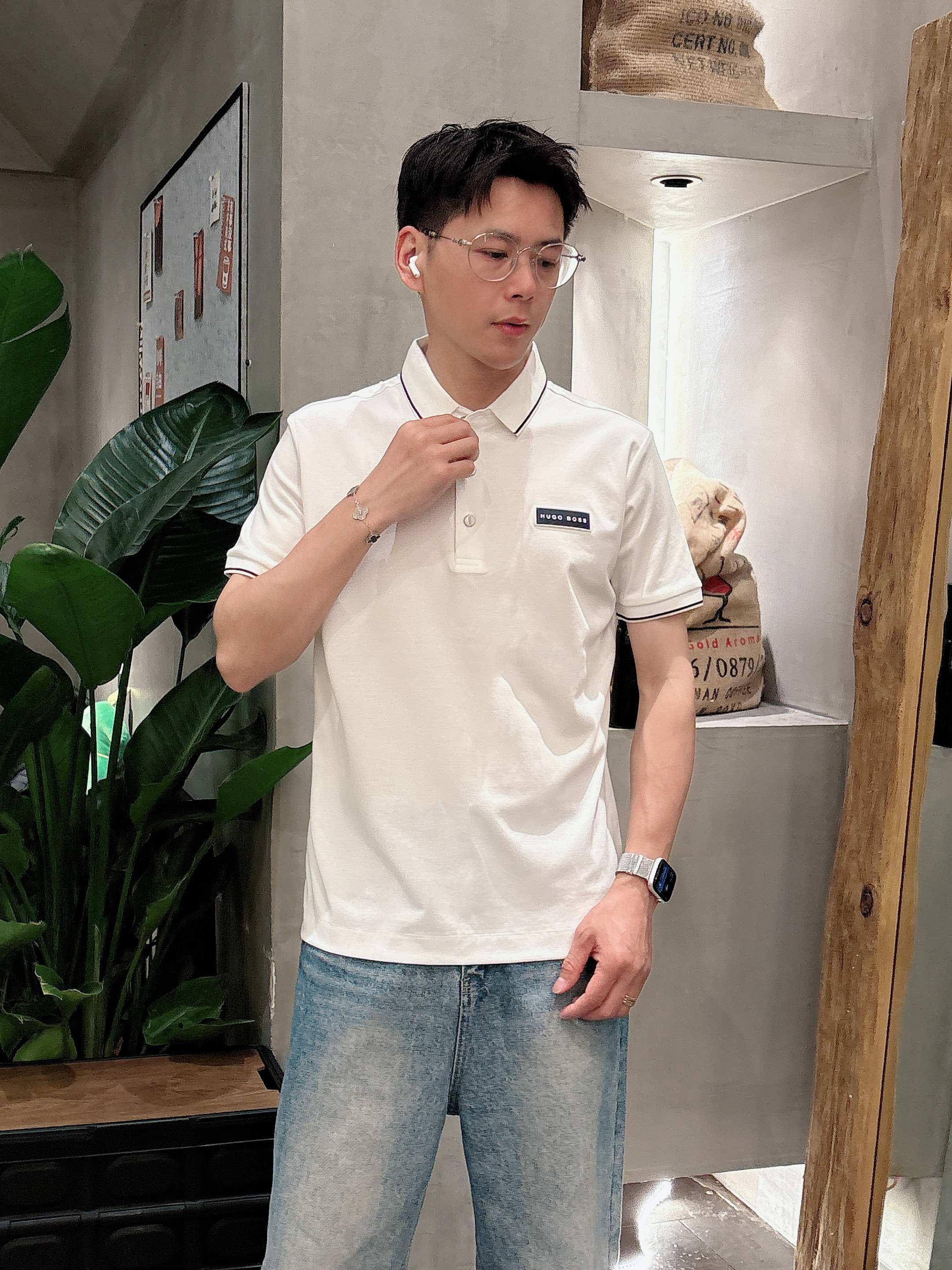 NO:142249,BOSS 2025ss summer new letter logo men's lapel Polo shirt!  Classic business men's style, high-end men's style at the ceiling level of business men's style!  Simple, fashionable and elegant, single-wearing inner wear is decent, quality control/detail control takes away, low-key, luxurious and connotative!  Customer-supplied fixed mesh flooring cotton cloth is carefully made, the surface of the fabric is evenly arranged and neatly arranged, with excellent breathability and heat dissipation and sweat resistance, and the comfort level of the upper body is completely better than that of ordinary single-sided sweat cloth tissue!  The classic brand LOGO logo on the chest is created with top-level craftsmanship. The LOGO has three-dimensional, clear and full texture, and is an extraordinary product in the classic field whether it is inner wear or single wear!  The exquisite cutting process, the processing of every detail is very standard and delicate, and it is comparable to that of ordinary LOW products on the market. Men must enter the basic versatile Polo shirts!  Multi-color Size M-4xl, alexander wang19860909BOSS 2025ss夏季新款字母logo男士翻领Polo衫！经典商务男款,高端男装的天花板级别的商务男款！简约时尚大气不失优雅,单穿内搭体面过人,品质控/细节控的闭眼带走,低调又奢华有内涵！ 客供定织网眼珠地棉布精心制成,面料表面排列均匀整齐的网眼纹理,透气性和散热排汗性极佳,上身舒适程度完全优于普通单面汗布组织！胸前经典的品牌LOGO标识,采用顶级工艺打造,LOGO立体清晰饱满,质感非凡的特质,无论是内搭还是单穿都是一款经典领域的产品！精妙绝伦的裁剪工艺,每一个细节处理的非常标准细腻,非市面一般LOW货可以媲美的,男士必入基础百搭款Polo衫推荐！ 颜色多颜色 尺码M-4xl,,alexander wang,Men's clothing