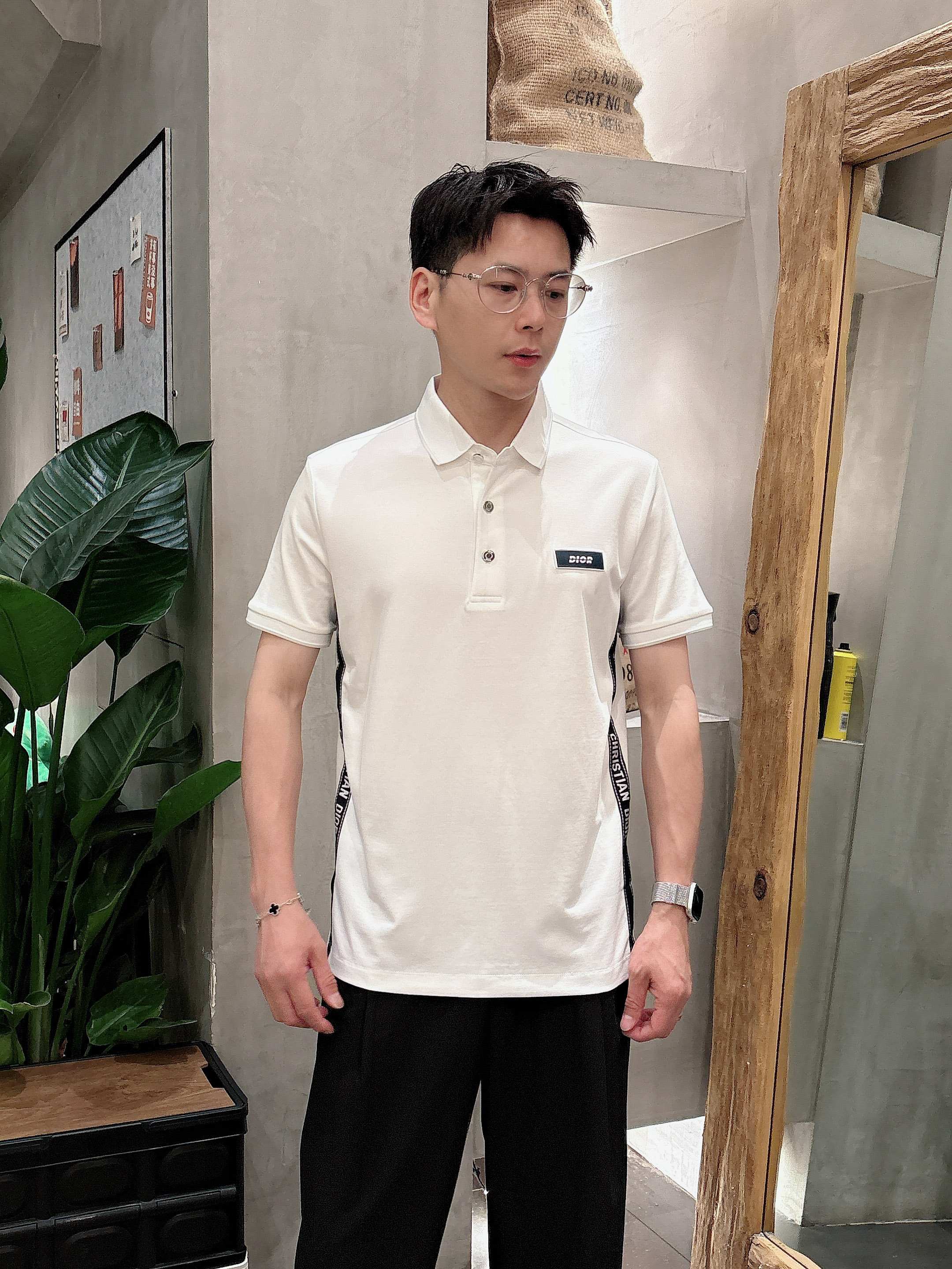 NO:142251,Dior 2025ss summer new letter logo men's lapel Polo shirt!  Classic business men's style, high-end men's style at the ceiling level of business men's style!  Simple, fashionable and elegant, single-wearing inner wear is decent, quality control/detail control takes away, low-key, luxurious and connotative!  Customer-supplied fixed mesh flooring cotton cloth is carefully made, the surface of the fabric is evenly arranged and neatly arranged, with excellent breathability and heat dissipation and sweat resistance, and the comfort level of the upper body is completely better than that of ordinary single-sided sweat cloth tissue!  The classic brand LOGO logo on the chest is created with top-level craftsmanship. The LOGO has three-dimensional, clear and full texture, and is an extraordinary product in the classic field whether it is inner wear or single wear!  The exquisite cutting process, the processing of every detail is very standard and delicate, and it is comparable to that of ordinary LOW products on the market. Men must enter the basic versatile Polo shirts!  Multi-color Size M-4xl, Dior, Alexander wang19860909迪奥 2025ss夏季新款字母logo男士翻领Polo衫！经典商务男款,高端男装的天花板级别的商务男款！简约时尚大气不失优雅,单穿内搭体面过人,品质控/细节控的闭眼带走,低调又奢华有内涵！ 客供定织网眼珠地棉布精心制成,面料表面排列均匀整齐的网眼纹理,透气性和散热排汗性极佳,上身舒适程度完全优于普通单面汗布组织！胸前经典的品牌LOGO标识,采用顶级工艺打造,LOGO立体清晰饱满,质感非凡的特质,无论是内搭还是单穿都是一款经典领域的产品！精妙绝伦的裁剪工艺,每一个细节处理的非常标准细腻,非市面一般LOW货可以媲美的,男士必入基础百搭款Polo衫推荐！ 颜色多颜色 尺码M-4xl,,dior,alexander wang,Men's clothing