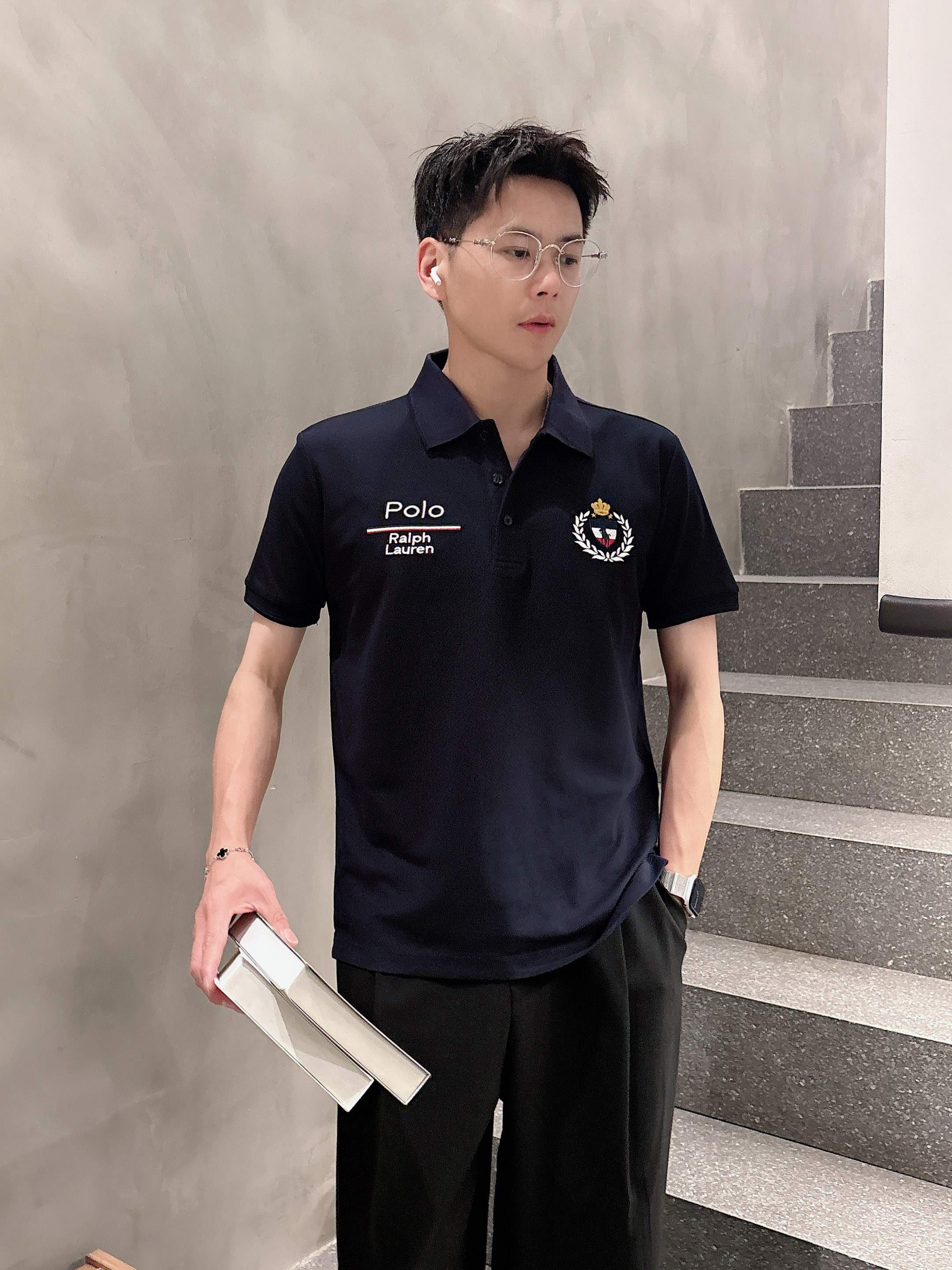 NO:142255,POLO 2025ss summer new letter logo men's lapel Polo shirt!  Classic business men's style, high-end men's style at the ceiling level of business men's style!  Simple, fashionable and elegant, single-wearing inner wear is decent, quality control/detail control takes away, low-key, luxurious and connotative!  Customer-supplied fixed mesh flooring cotton cloth is carefully made, the surface of the fabric is evenly arranged and neatly arranged, with excellent breathability and heat dissipation and sweat resistance, and the comfort level of the upper body is completely better than that of ordinary single-sided sweat cloth tissue!  The classic brand LOGO logo on the chest is created with top-level craftsmanship. The LOGO has three-dimensional, clear and full texture, and is an extraordinary product in the classic field whether it is inner wear or single wear!  The exquisite cutting process, the processing of every detail is very standard and delicate, and it is comparable to that of ordinary LOW products on the market. Men must enter the basic versatile Polo shirts!  Multi-color Size M-4xl, alexander wang19860909POLO 2025ss夏季新款字母logo男士翻领Polo衫！经典商务男款,高端男装的天花板级别的商务男款！简约时尚大气不失优雅,单穿内搭体面过人,品质控/细节控的闭眼带走,低调又奢华有内涵！ 客供定织网眼珠地棉布精心制成,面料表面排列均匀整齐的网眼纹理,透气性和散热排汗性极佳,上身舒适程度完全优于普通单面汗布组织！胸前经典的品牌LOGO标识,采用顶级工艺打造,LOGO立体清晰饱满,质感非凡的特质,无论是内搭还是单穿都是一款经典领域的产品！精妙绝伦的裁剪工艺,每一个细节处理的非常标准细腻,非市面一般LOW货可以媲美的,男士必入基础百搭款Polo衫推荐！ 颜色多颜色 尺码M-4xl,,alexander wang,Men's clothing