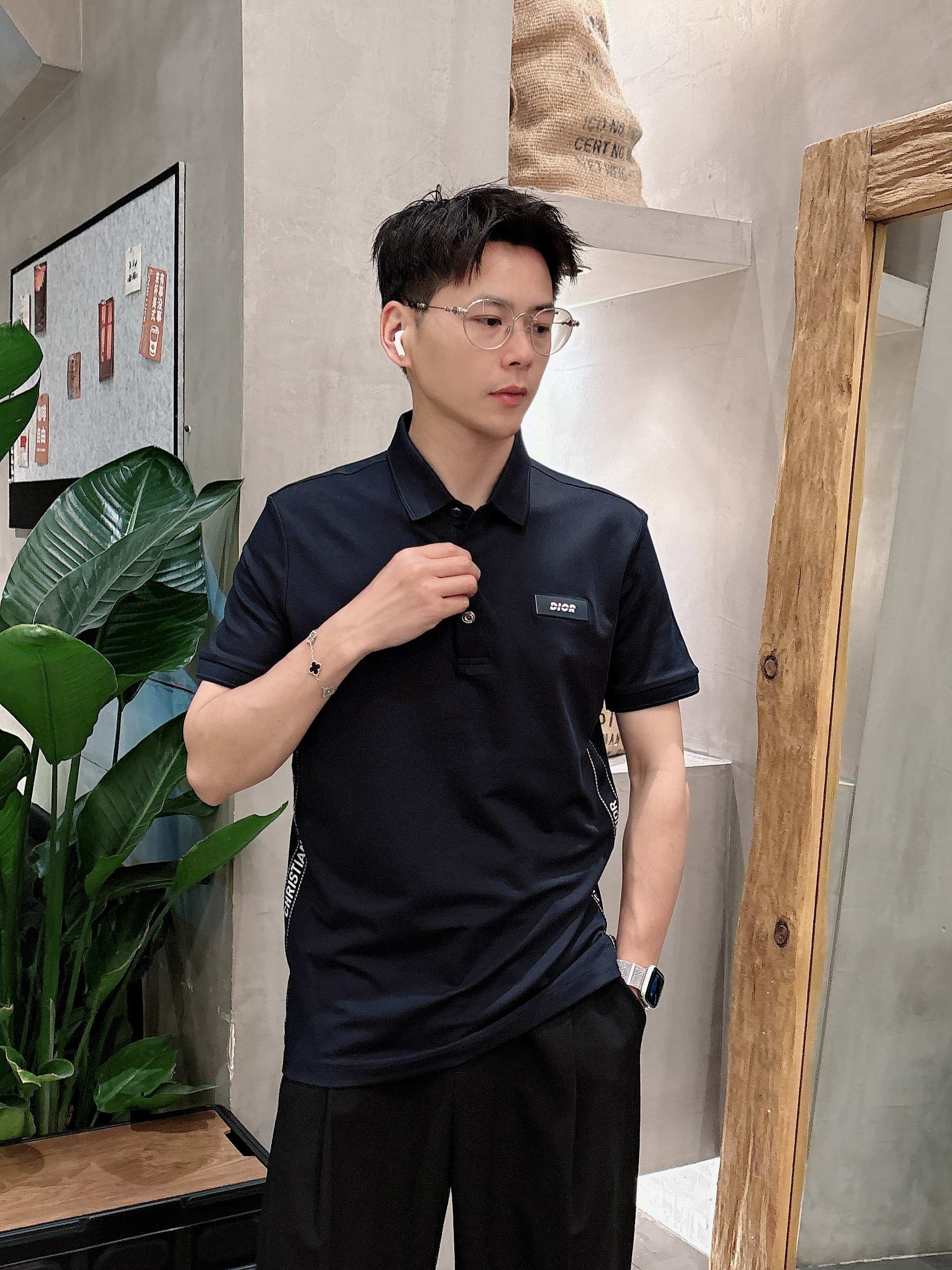 NO:142257,Dior 2025ss summer new letter logo men's lapel Polo shirt!  Classic business men's style, high-end men's style at the ceiling level of business men's style!  Simple, fashionable and elegant, single-wearing inner wear is decent, quality control/detail control takes away, low-key, luxurious and connotative!  Customer-supplied fixed mesh flooring cotton cloth is carefully made, the surface of the fabric is evenly arranged and neatly arranged, with excellent breathability and heat dissipation and sweat resistance, and the comfort level of the upper body is completely better than that of ordinary single-sided sweat cloth tissue!  The classic brand LOGO logo on the chest is created with top-level craftsmanship. The LOGO has three-dimensional, clear and full texture, and is an extraordinary product in the classic field whether it is inner wear or single wear!  The exquisite cutting process, the processing of every detail is very standard and delicate, and it is comparable to that of ordinary LOW products on the market. Men must enter the basic versatile Polo shirts!  Multi-color Size M-4xl, Dior, Alexander wang19860909迪奥 2025ss夏季新款字母logo男士翻领Polo衫！经典商务男款,高端男装的天花板级别的商务男款！简约时尚大气不失优雅,单穿内搭体面过人,品质控/细节控的闭眼带走,低调又奢华有内涵！ 客供定织网眼珠地棉布精心制成,面料表面排列均匀整齐的网眼纹理,透气性和散热排汗性极佳,上身舒适程度完全优于普通单面汗布组织！胸前经典的品牌LOGO标识,采用顶级工艺打造,LOGO立体清晰饱满,质感非凡的特质,无论是内搭还是单穿都是一款经典领域的产品！精妙绝伦的裁剪工艺,每一个细节处理的非常标准细腻,非市面一般LOW货可以媲美的,男士必入基础百搭款Polo衫推荐！ 颜色多颜色 尺码M-4xl,,dior,alexander wang,Men's clothing