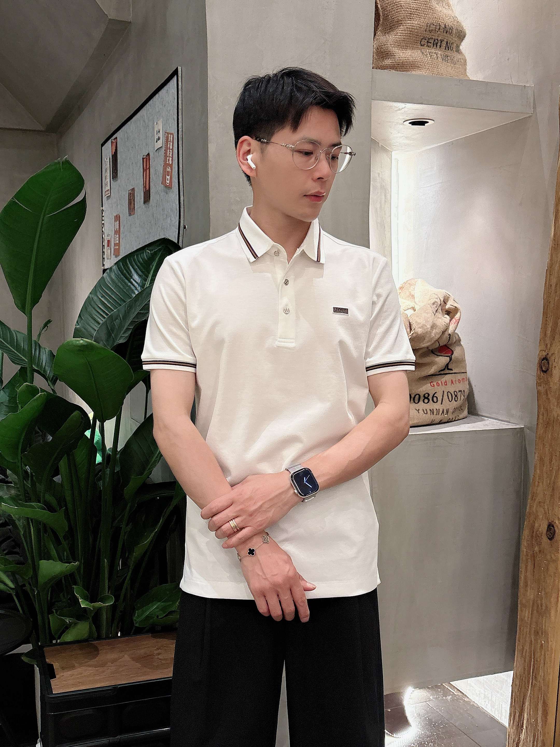 NO:142259,Zenia 2025ss summer new letter logo men's lapel Polo shirt!  Classic business men's style, high-end men's style at the ceiling level of business men's style!  Simple, fashionable and elegant, single-wearing inner wear is decent, quality control/detail control takes away, low-key, luxurious and connotative!  Customer-supplied fixed mesh flooring cotton cloth is carefully made, the surface of the fabric is evenly arranged and neatly arranged, with excellent breathability and heat dissipation and sweat resistance, and the comfort level of the upper body is completely better than that of ordinary single-sided sweat cloth tissue!  The classic brand LOGO logo on the chest is created with top-level craftsmanship. The LOGO has three-dimensional, clear and full texture, and is an extraordinary product in the classic field whether it is inner wear or single wear!  The exquisite cutting process, the processing of every detail is very standard and delicate, and it is comparable to that of ordinary LOW products on the market. Men must enter the basic versatile Polo shirts!  Multi-color Size M-4xl, zegna,alexander wang19860909杰尼亚 2025ss夏季新款字母logo男士翻领Polo衫！经典商务男款,高端男装的天花板级别的商务男款！简约时尚大气不失优雅,单穿内搭体面过人,品质控/细节控的闭眼带走,低调又奢华有内涵！ 客供定织网眼珠地棉布精心制成,面料表面排列均匀整齐的网眼纹理,透气性和散热排汗性极佳,上身舒适程度完全优于普通单面汗布组织！胸前经典的品牌LOGO标识,采用顶级工艺打造,LOGO立体清晰饱满,质感非凡的特质,无论是内搭还是单穿都是一款经典领域的产品！精妙绝伦的裁剪工艺,每一个细节处理的非常标准细腻,非市面一般LOW货可以媲美的,男士必入基础百搭款Polo衫推荐！ 颜色多颜色 尺码M-4xl,,zegna,alexander wang,Men's clothing