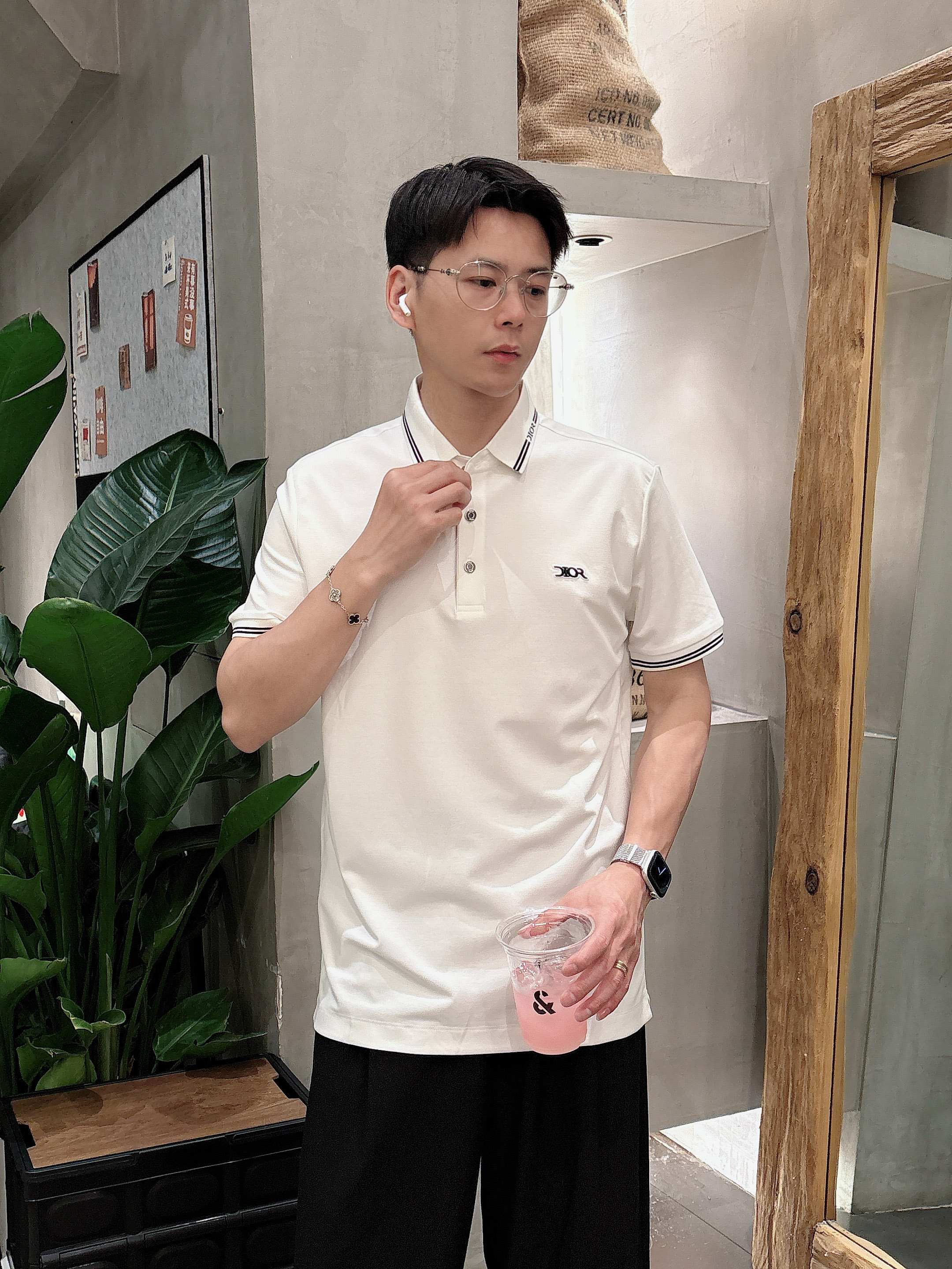 NO:142261,Dior 2025ss summer new letter logo men's lapel Polo shirt!  Classic business men's style, high-end men's style at the ceiling level of business men's style!  Simple, fashionable and elegant, single-wearing inner wear is decent, quality control/detail control takes away, low-key, luxurious and connotative!  Customer-supplied fixed mesh flooring cotton cloth is carefully made, the surface of the fabric is evenly arranged and neatly arranged, with excellent breathability and heat dissipation and sweat resistance, and the comfort level of the upper body is completely better than that of ordinary single-sided sweat cloth tissue!  The classic brand LOGO logo on the chest is created with top-level craftsmanship. The LOGO has three-dimensional, clear and full texture, and is an extraordinary product in the classic field whether it is inner wear or single wear!  The exquisite cutting process, the processing of every detail is very standard and delicate, and it is comparable to that of ordinary LOW products on the market. Men must enter the basic versatile Polo shirts!  Multi-color Size M-4xl, Dior, Alexander wang19860909迪奥 2025ss夏季新款字母logo男士翻领Polo衫！经典商务男款,高端男装的天花板级别的商务男款！简约时尚大气不失优雅,单穿内搭体面过人,品质控/细节控的闭眼带走,低调又奢华有内涵！ 客供定织网眼珠地棉布精心制成,面料表面排列均匀整齐的网眼纹理,透气性和散热排汗性极佳,上身舒适程度完全优于普通单面汗布组织！胸前经典的品牌LOGO标识,采用顶级工艺打造,LOGO立体清晰饱满,质感非凡的特质,无论是内搭还是单穿都是一款经典领域的产品！精妙绝伦的裁剪工艺,每一个细节处理的非常标准细腻,非市面一般LOW货可以媲美的,男士必入基础百搭款Polo衫推荐！ 颜色多颜色 尺码M-4xl,,dior,alexander wang,Men's clothing