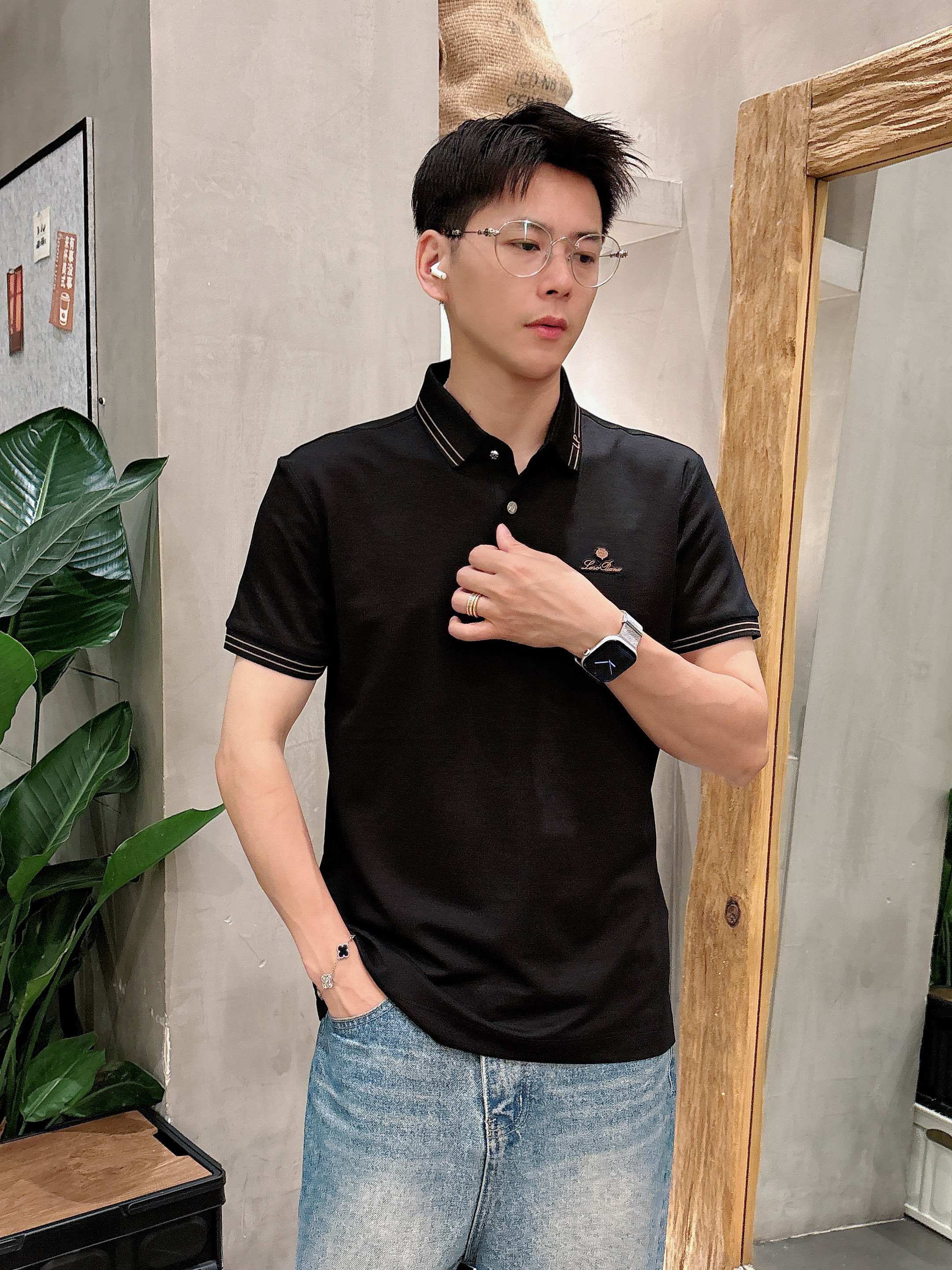 NO:142263,LP 1915ss summer new letter logo men's lapel Polo shirt!  Classic business men's style, high-end men's style at the ceiling level of business men's style!  Simple, fashionable and elegant, single-wearing inner wear is decent, quality control/detail control takes away, low-key, luxurious and connotative!  Customer-supplied fixed mesh flooring cotton cloth is carefully made, the surface of the fabric is evenly arranged and neatly arranged, with excellent breathability and heat dissipation and sweat resistance, and the comfort level of the upper body is completely better than that of ordinary single-sided sweat cloth tissue!  The classic brand LOGO logo on the chest is created with top-level craftsmanship. The LOGO has three-dimensional, clear and full texture, and is an extraordinary product in the classic field whether it is inner wear or single wear!  The exquisite cutting process, the processing of every detail is very standard and delicate, and it is comparable to that of ordinary LOW products on the market. Men must enter the basic versatile Polo shirts!  Multi-color Size M-4xl, loro piana, alexander wang19860909LP 1915ss夏季新款字母logo男士翻领Polo衫！经典商务男款,高端男装的天花板级别的商务男款！简约时尚大气不失优雅,单穿内搭体面过人,品质控/细节控的闭眼带走,低调又奢华有内涵！ 客供定织网眼珠地棉布精心制成,面料表面排列均匀整齐的网眼纹理,透气性和散热排汗性极佳,上身舒适程度完全优于普通单面汗布组织！胸前经典的品牌LOGO标识,采用顶级工艺打造,LOGO立体清晰饱满,质感非凡的特质,无论是内搭还是单穿都是一款经典领域的产品！精妙绝伦的裁剪工艺,每一个细节处理的非常标准细腻,非市面一般LOW货可以媲美的,男士必入基础百搭款Polo衫推荐！ 颜色多颜色 尺码M-4xl,,loro piana,alexander wang,Men's clothing