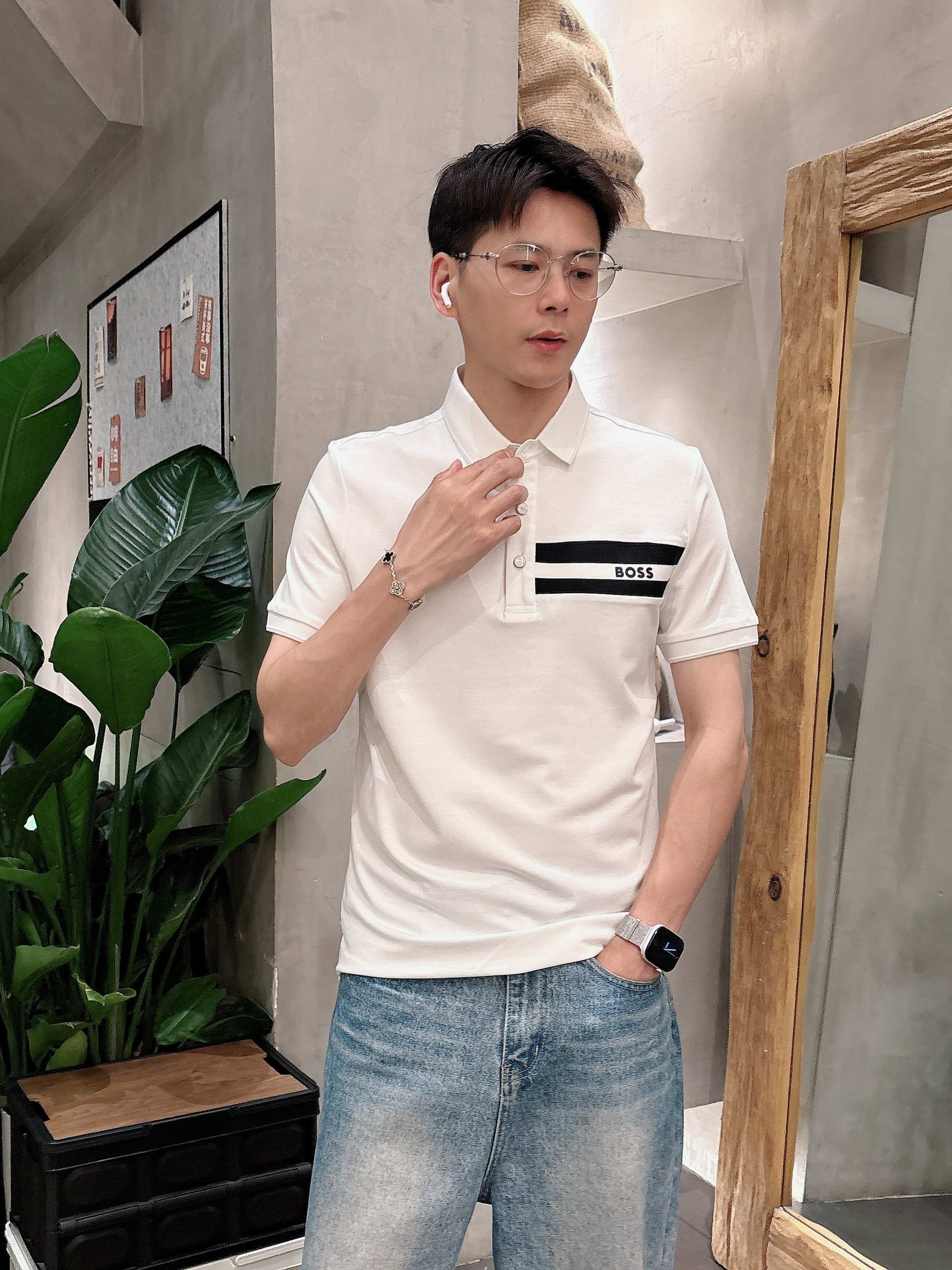 NO:142265,BOSS 2025ss summer new letter logo men's lapel Polo shirt!  Classic business men's style, high-end men's style at the ceiling level of business men's style!  Simple, fashionable and elegant, single-wearing inner wear is decent, quality control/detail control takes away, low-key, luxurious and connotative!  Customer-supplied fixed mesh flooring cotton cloth is carefully made, the surface of the fabric is evenly arranged and neatly arranged, with excellent breathability and heat dissipation and sweat resistance, and the comfort level of the upper body is completely better than that of ordinary single-sided sweat cloth tissue!  The classic brand LOGO logo on the chest is created with top-level craftsmanship. The LOGO has three-dimensional, clear and full texture, and is an extraordinary product in the classic field whether it is inner wear or single wear!  The exquisite cutting process, the processing of every detail is very standard and delicate, and it is comparable to that of ordinary LOW products on the market. Men must enter the basic versatile Polo shirts!  Multi-color Size M-4xl, alexander wang19860909BOSS 2025ss夏季新款字母logo男士翻领Polo衫！经典商务男款,高端男装的天花板级别的商务男款！简约时尚大气不失优雅,单穿内搭体面过人,品质控/细节控的闭眼带走,低调又奢华有内涵！ 客供定织网眼珠地棉布精心制成,面料表面排列均匀整齐的网眼纹理,透气性和散热排汗性极佳,上身舒适程度完全优于普通单面汗布组织！胸前经典的品牌LOGO标识,采用顶级工艺打造,LOGO立体清晰饱满,质感非凡的特质,无论是内搭还是单穿都是一款经典领域的产品！精妙绝伦的裁剪工艺,每一个细节处理的非常标准细腻,非市面一般LOW货可以媲美的,男士必入基础百搭款Polo衫推荐！ 颜色多颜色 尺码M-4xl,,alexander wang,Men's clothing