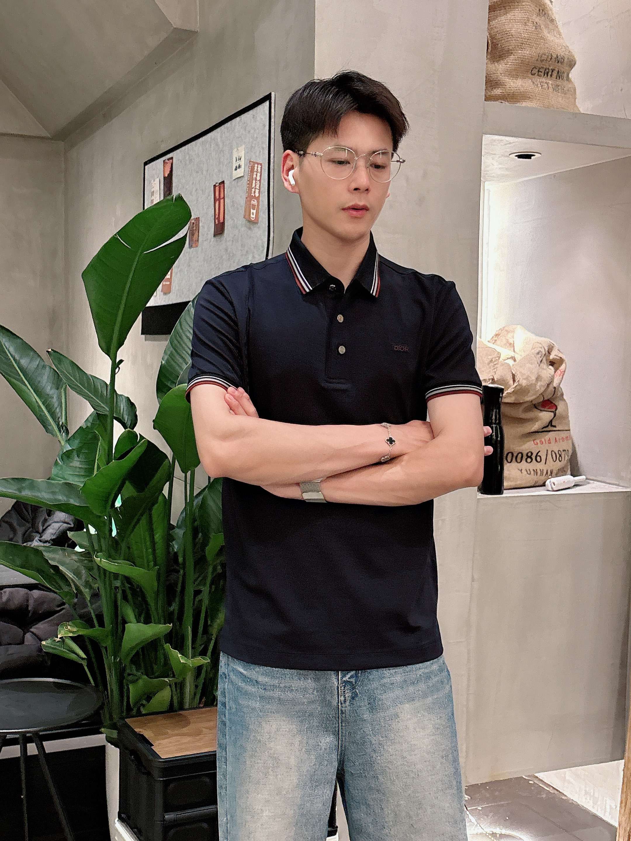 NO:142267,Dior 2025ss summer new letter logo men's lapel Polo shirt!  Classic business men's style, high-end men's style at the ceiling level of business men's style!  Simple, fashionable and elegant, single-wearing inner wear is decent, quality control/detail control takes away, low-key, luxurious and connotative!  Customer-supplied fixed mesh flooring cotton cloth is carefully made, the surface of the fabric is evenly arranged and neatly arranged, with excellent breathability and heat dissipation and sweat resistance, and the comfort level of the upper body is completely better than that of ordinary single-sided sweat cloth tissue!  The classic brand LOGO logo on the chest is created with top-level craftsmanship. The LOGO has three-dimensional, clear and full texture, and is an extraordinary product in the classic field whether it is inner wear or single wear!  The exquisite cutting process, the processing of every detail is very standard and delicate, and it is comparable to that of ordinary LOW products on the market. Men must enter the basic versatile Polo shirts!  Multi-color Size M-4xl, Dior, Alexander wang19860909迪奥 2025ss夏季新款字母logo男士翻领Polo衫！经典商务男款,高端男装的天花板级别的商务男款！简约时尚大气不失优雅,单穿内搭体面过人,品质控/细节控的闭眼带走,低调又奢华有内涵！ 客供定织网眼珠地棉布精心制成,面料表面排列均匀整齐的网眼纹理,透气性和散热排汗性极佳,上身舒适程度完全优于普通单面汗布组织！胸前经典的品牌LOGO标识,采用顶级工艺打造,LOGO立体清晰饱满,质感非凡的特质,无论是内搭还是单穿都是一款经典领域的产品！精妙绝伦的裁剪工艺,每一个细节处理的非常标准细腻,非市面一般LOW货可以媲美的,男士必入基础百搭款Polo衫推荐！ 颜色多颜色 尺码M-4xl,,dior,alexander wang,Men's clothing