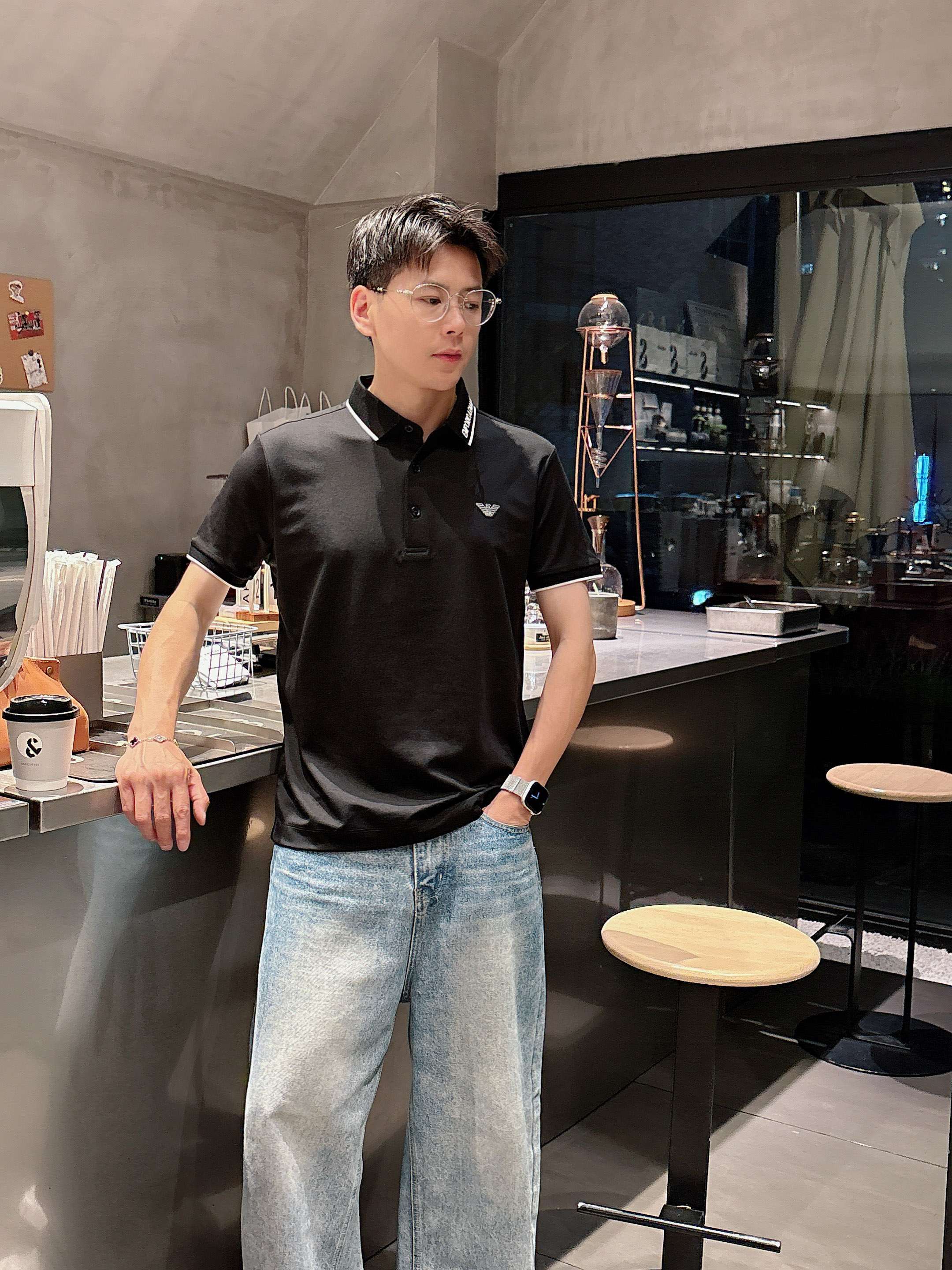 NO:142270,Armani 2025ss summer new letter logo men's lapel Polo shirt!  Classic business men's style, high-end men's style at the ceiling level of business men's style!  Simple, fashionable and elegant, single-wearing inner wear is decent, quality control/detail control takes away, low-key, luxurious and connotative!  Customer-supplied fixed mesh flooring cotton cloth is carefully made, the surface of the fabric is evenly arranged and neatly arranged, with excellent breathability and heat dissipation and sweat resistance, and the comfort level of the upper body is completely better than that of ordinary single-sided sweat cloth tissue!  The classic brand LOGO logo on the chest is created with top-level craftsmanship. The LOGO has three-dimensional, clear and full texture, and is an extraordinary product in the classic field whether it is inner wear or single wear!  The exquisite cutting process, the processing of every detail is very standard and delicate, and it is comparable to that of ordinary LOW products on the market. Men must enter the basic versatile Polo shirts!  Multi-color Size M-4xl, Armani,alexander wang19860909阿玛尼 2025ss夏季新款字母logo男士翻领Polo衫！经典商务男款,高端男装的天花板级别的商务男款！简约时尚大气不失优雅,单穿内搭体面过人,品质控/细节控的闭眼带走,低调又奢华有内涵！ 客供定织网眼珠地棉布精心制成,面料表面排列均匀整齐的网眼纹理,透气性和散热排汗性极佳,上身舒适程度完全优于普通单面汗布组织！胸前经典的品牌LOGO标识,采用顶级工艺打造,LOGO立体清晰饱满,质感非凡的特质,无论是内搭还是单穿都是一款经典领域的产品！精妙绝伦的裁剪工艺,每一个细节处理的非常标准细腻,非市面一般LOW货可以媲美的,男士必入基础百搭款Polo衫推荐！ 颜色多颜色 尺码M-4xl,,armani,alexander wang,Men's clothing