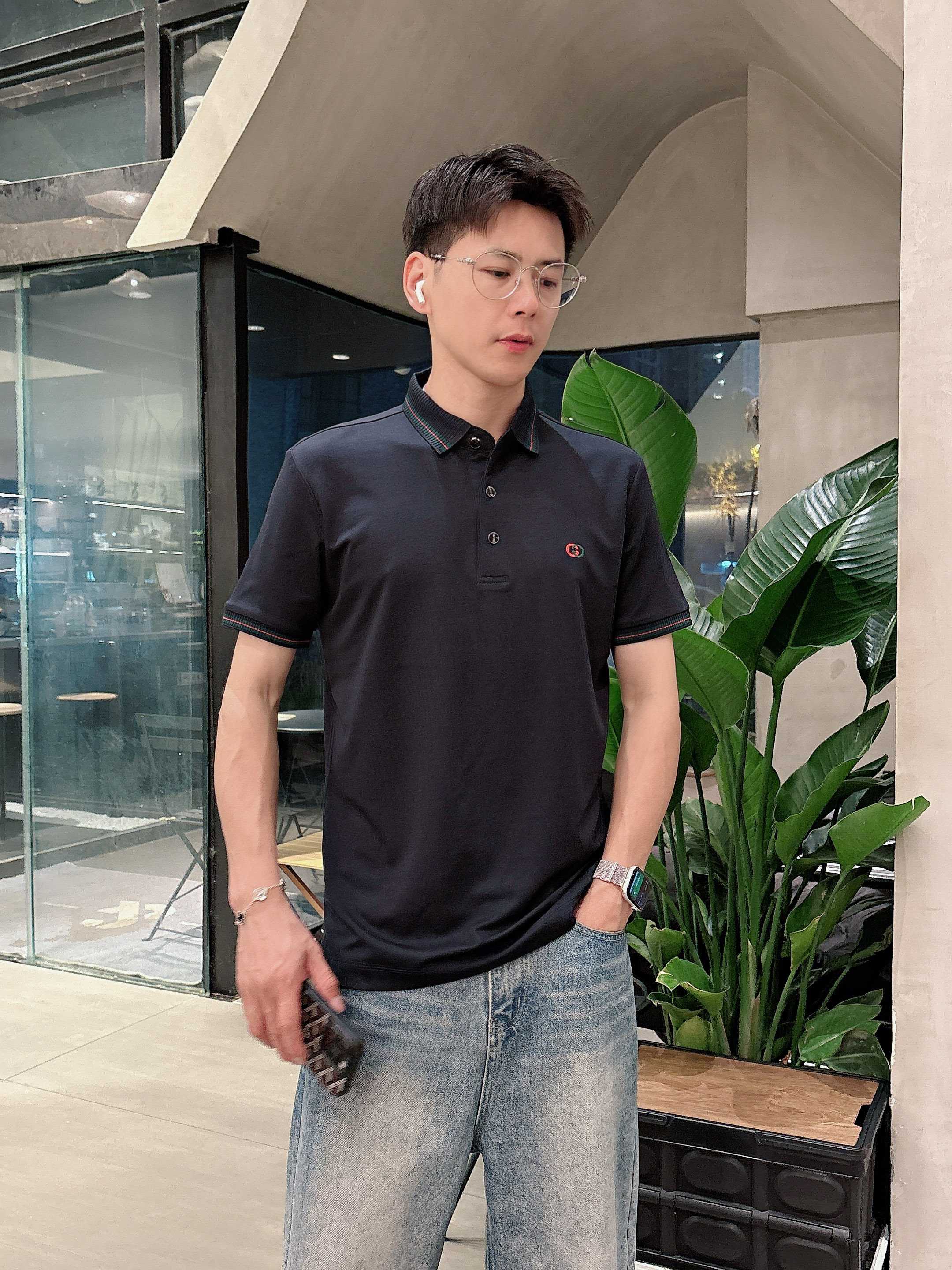 NO:142273,Guqi 2025ss summer new letter logo men's lapel Polo shirt!  Classic business men's style, high-end men's style at the ceiling level of business men's style!  Simple, fashionable and elegant, single-wearing inner wear is decent, quality control/detail control takes away, low-key, luxurious and connotative!  Customer-supplied fixed mesh flooring cotton cloth is carefully made, the surface of the fabric is evenly arranged and neatly arranged, with excellent breathability and heat dissipation and sweat resistance, and the comfort level of the upper body is completely better than that of ordinary single-sided sweat cloth tissue!  The classic brand LOGO logo on the chest is created with top-level craftsmanship. The LOGO has three-dimensional, clear and full texture, and is an extraordinary product in the classic field whether it is inner wear or single wear!  The exquisite cutting process, the processing of every detail is very standard and delicate, and it is comparable to that of ordinary LOW products on the market. Men must enter the basic versatile Polo shirts!  Multi-color Size M-4xl, alexander wang19860909古奇 2025ss夏季新款字母logo男士翻领Polo衫！经典商务男款,高端男装的天花板级别的商务男款！简约时尚大气不失优雅,单穿内搭体面过人,品质控/细节控的闭眼带走,低调又奢华有内涵！ 客供定织网眼珠地棉布精心制成,面料表面排列均匀整齐的网眼纹理,透气性和散热排汗性极佳,上身舒适程度完全优于普通单面汗布组织！胸前经典的品牌LOGO标识,采用顶级工艺打造,LOGO立体清晰饱满,质感非凡的特质,无论是内搭还是单穿都是一款经典领域的产品！精妙绝伦的裁剪工艺,每一个细节处理的非常标准细腻,非市面一般LOW货可以媲美的,男士必入基础百搭款Polo衫推荐！ 颜色多颜色 尺码M-4xl,,alexander wang,Men's clothing