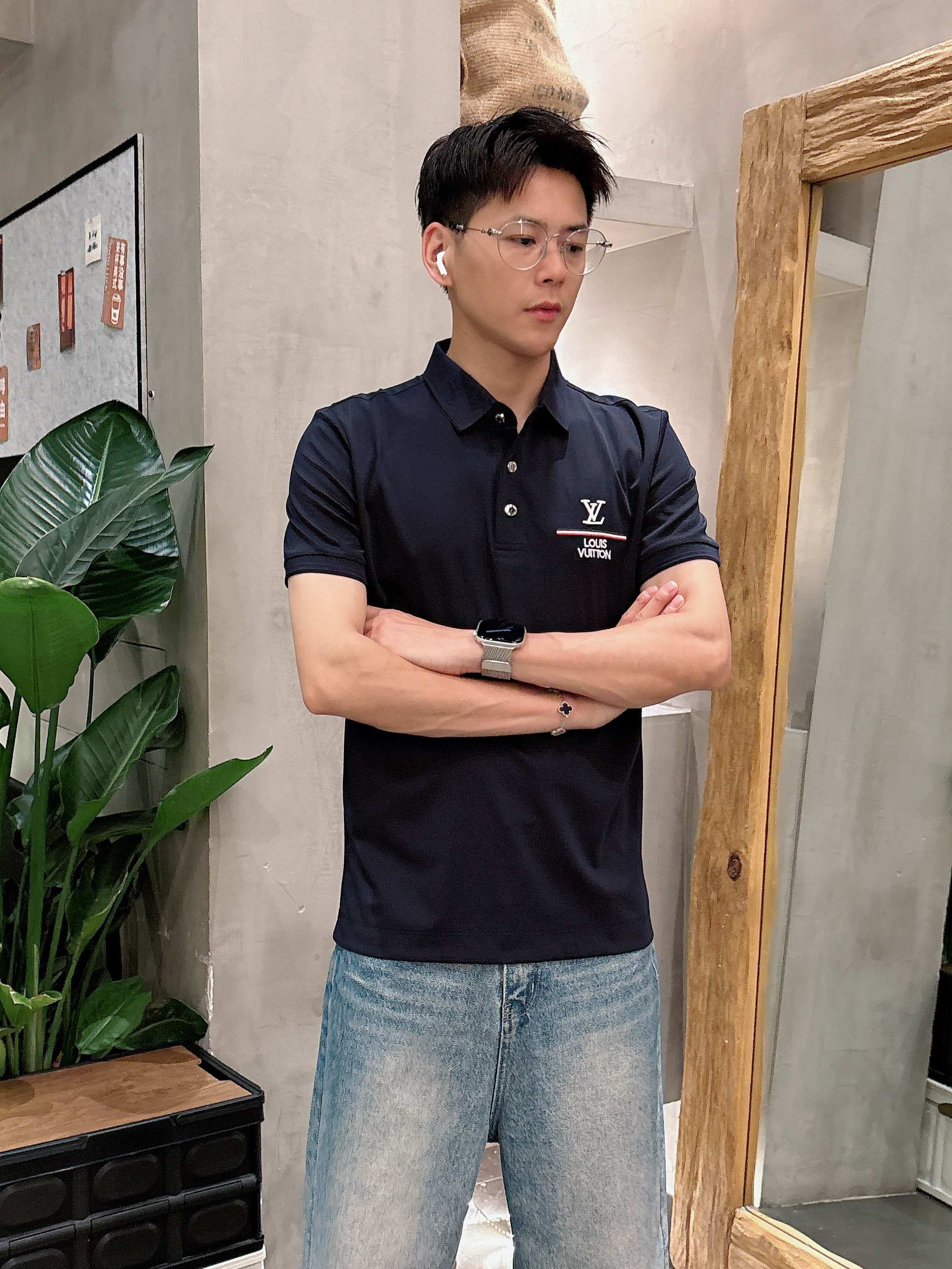 NO:142276,LV 2025ss summer new letter logo men's lapel Polo shirt!  Classic business men's style, high-end men's style at the ceiling level of business men's style!  Simple, fashionable and elegant, single-wearing inner wear is decent, quality control/detail control takes away, low-key, luxurious and connotative!  Customer-supplied fixed mesh flooring cotton cloth is carefully made, the surface of the fabric is evenly arranged and neatly arranged, with excellent breathability and heat dissipation and sweat resistance, and the comfort level of the upper body is completely better than that of ordinary single-sided sweat cloth tissue!  The classic brand LOGO logo on the chest is created with top-level craftsmanship. The LOGO has three-dimensional, clear and full texture, and is an extraordinary product in the classic field whether it is inner wear or single wear!  The exquisite cutting process, the processing of every detail is very standard and delicate, and it is comparable to that of ordinary LOW products on the market. Men must enter the basic versatile Polo shirts!  Multi-color Size M-4xl, louis vuitton,alexander wang19860909LV 2025ss夏季新款字母logo男士翻领Polo衫！经典商务男款,高端男装的天花板级别的商务男款！简约时尚大气不失优雅,单穿内搭体面过人,品质控/细节控的闭眼带走,低调又奢华有内涵！ 客供定织网眼珠地棉布精心制成,面料表面排列均匀整齐的网眼纹理,透气性和散热排汗性极佳,上身舒适程度完全优于普通单面汗布组织！胸前经典的品牌LOGO标识,采用顶级工艺打造,LOGO立体清晰饱满,质感非凡的特质,无论是内搭还是单穿都是一款经典领域的产品！精妙绝伦的裁剪工艺,每一个细节处理的非常标准细腻,非市面一般LOW货可以媲美的,男士必入基础百搭款Polo衫推荐！ 颜色多颜色 尺码M-4xl,,louis vuitton,alexander wang,Men's clothing