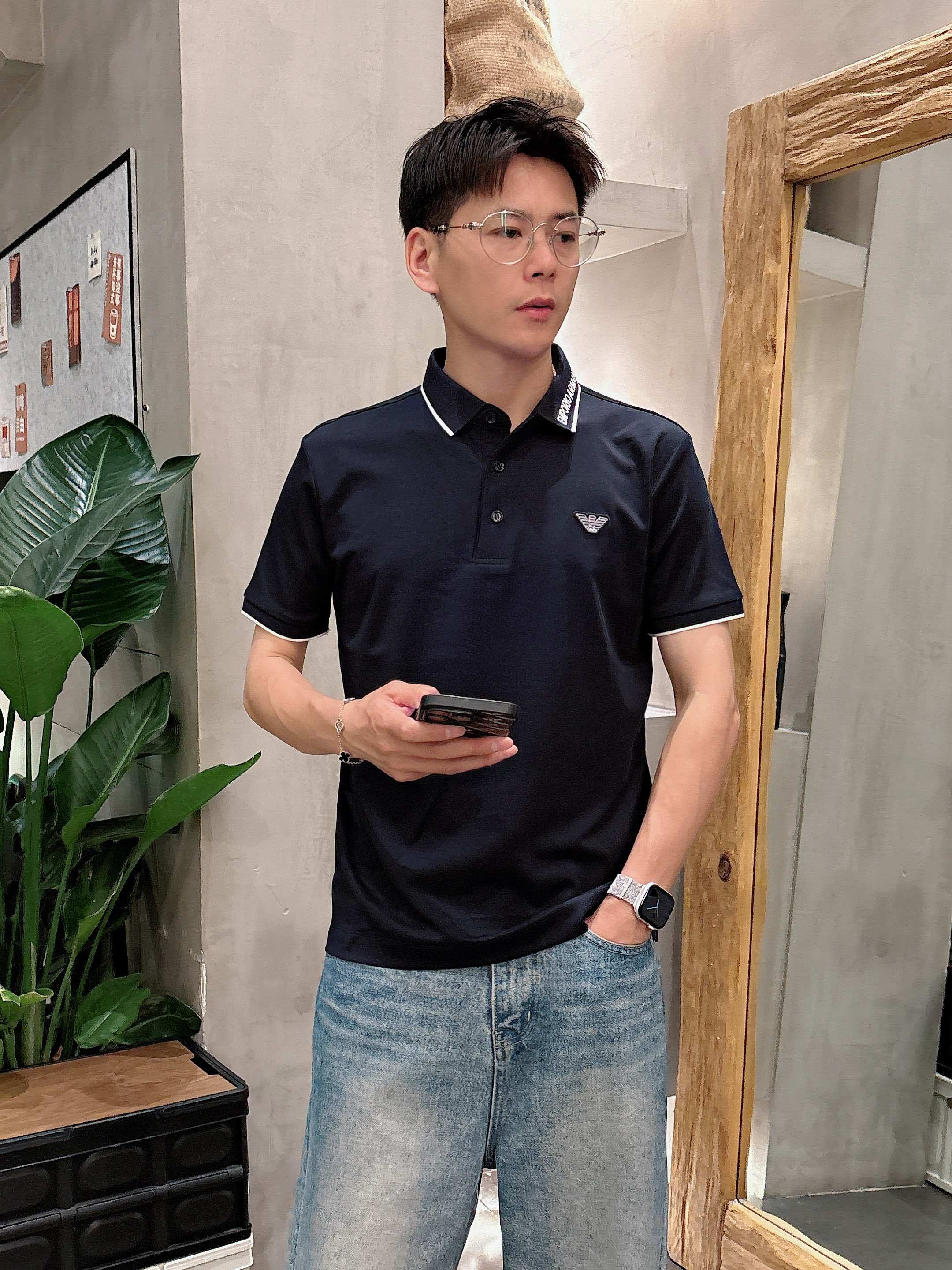 NO:142279,Armani 2025ss summer new letter logo men's lapel Polo shirt!  Classic business men's style, high-end men's style at the ceiling level of business men's style!  Simple, fashionable and elegant, single-wearing inner wear is decent, quality control/detail control takes away, low-key, luxurious and connotative!  Customer-supplied fixed mesh flooring cotton cloth is carefully made, the surface of the fabric is evenly arranged and neatly arranged, with excellent breathability and heat dissipation and sweat resistance, and the comfort level of the upper body is completely better than that of ordinary single-sided sweat cloth tissue!  The classic brand LOGO logo on the chest is created with top-level craftsmanship. The LOGO has three-dimensional, clear and full texture, and is an extraordinary product in the classic field whether it is inner wear or single wear!  The exquisite cutting process, the processing of every detail is very standard and delicate, and it is comparable to that of ordinary LOW products on the market. Men must enter the basic versatile Polo shirts!  Multi-color Size M-4xl, Armani,alexander wang19860909阿玛尼 2025ss夏季新款字母logo男士翻领Polo衫！经典商务男款,高端男装的天花板级别的商务男款！简约时尚大气不失优雅,单穿内搭体面过人,品质控/细节控的闭眼带走,低调又奢华有内涵！ 客供定织网眼珠地棉布精心制成,面料表面排列均匀整齐的网眼纹理,透气性和散热排汗性极佳,上身舒适程度完全优于普通单面汗布组织！胸前经典的品牌LOGO标识,采用顶级工艺打造,LOGO立体清晰饱满,质感非凡的特质,无论是内搭还是单穿都是一款经典领域的产品！精妙绝伦的裁剪工艺,每一个细节处理的非常标准细腻,非市面一般LOW货可以媲美的,男士必入基础百搭款Polo衫推荐！ 颜色多颜色 尺码M-4xl,,armani,alexander wang,Men's clothing