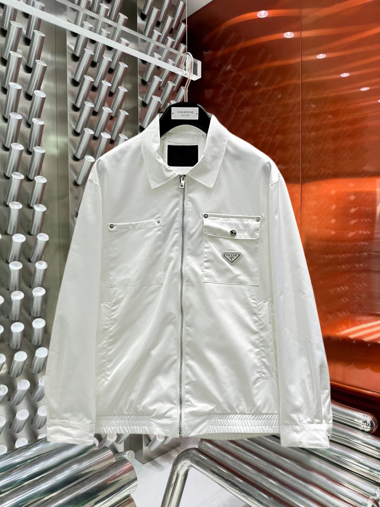 NO:774755,Same style as Prada official website, on sale in advance!  2026ss new spring men's jackets, original high-end version with three standards!  , counter-customized fabrics with high breathability and comfort, impeccable details, brand element design concept, reflecting high quality. It feels delicate and soft!  It presents a casual cut and the upper body shape is awesome!  Size M～3XL, maximum wearing capacity is 195 catties.,,prada,jackets & coats,jackets & coats,19860909普拉达 官网同款,提前发售！2026ss开春新款男士夹克外套,原单三标齐全高端版本！,专柜定制面料 透气舒适度高,细节无可挑剔,品牌元素设计理念,体现高品质.手感细腻柔软！呈现休闲裁剪,上身版型超赞！码数M～3XL,最大穿195斤.,,prada,jackets & coats,jackets & coats,,Men's clothing