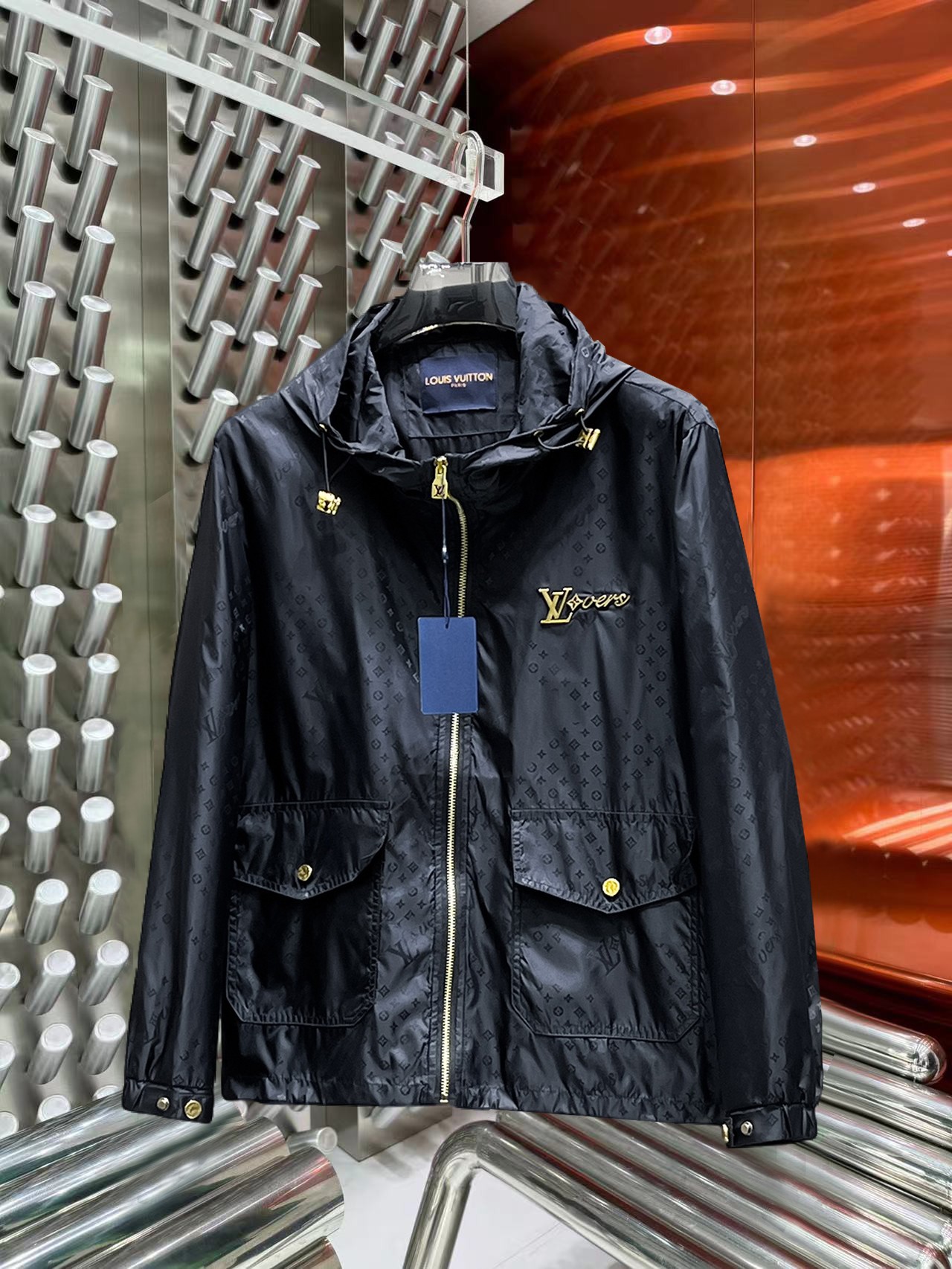 NO:774750,Same style as LV official website, on sale in advance!  2026ss new men's jacket, original three-standard high-end version!  With hidden hood, custom-made fabrics at the counter, highly breathable and comfortable, impeccable details, brand element design concept, reflecting high quality. It feels delicate and soft!  It presents a casual cut and the upper body shape is awesome!  Size M～3XL, maximum wear is 195kg.,,louis vuitton,jackets & coats,jackets & coats,hats,19860909LV 官网同款,提前发售！2026ss新款男士夹克外套,原单三标齐全高端版本！带隐藏帽,专柜定制面料 透气舒适度高,细节无可挑剔,品牌元素设计理念,体现高品质.手感细腻柔软！呈现休闲裁剪,上身版型超赞！码数M～3XL,最大穿195斤.,,louis vuitton,jackets & coats,jackets & coats,hats,,Men's clothing