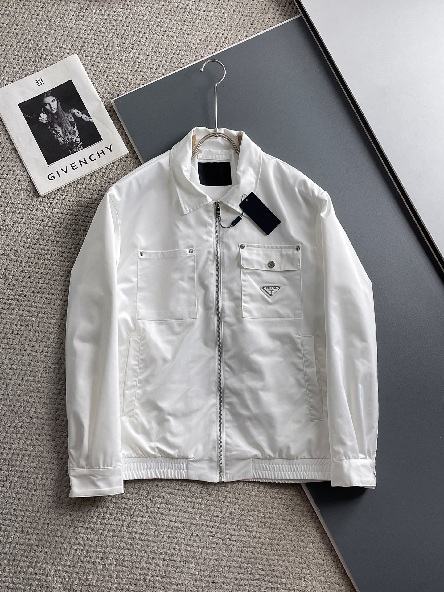 NO:907722,Same style as Prada official website, on sale in advance!  2026ss new autumn men's jackets, original single three-standard high-end version!  Reverse collar design!  Custom-made fabrics at the counter are highly breathable and comfortable, with impeccable details and brand element design concepts, reflecting high quality. It feels delicate and soft!  It presents a casual cut and the upper body shape is awesome!  Size M～3XL, maximum weight.,,prada,jackets & coats,jackets & coats,19860909普拉达 官网同款,提前发售！2026ss开秋新款男士夹克外套,原单三标齐全高端版本！反领设计！专柜定制面料 透气舒适度高,细节无可挑剔,品牌元素设计理念,体现高品质.手感细腻柔软！呈现休闲裁剪,上身版型超赞！码数M～3XL,最大穿斤.,,prada,jackets & coats,jackets & coats,,Men's clothing
