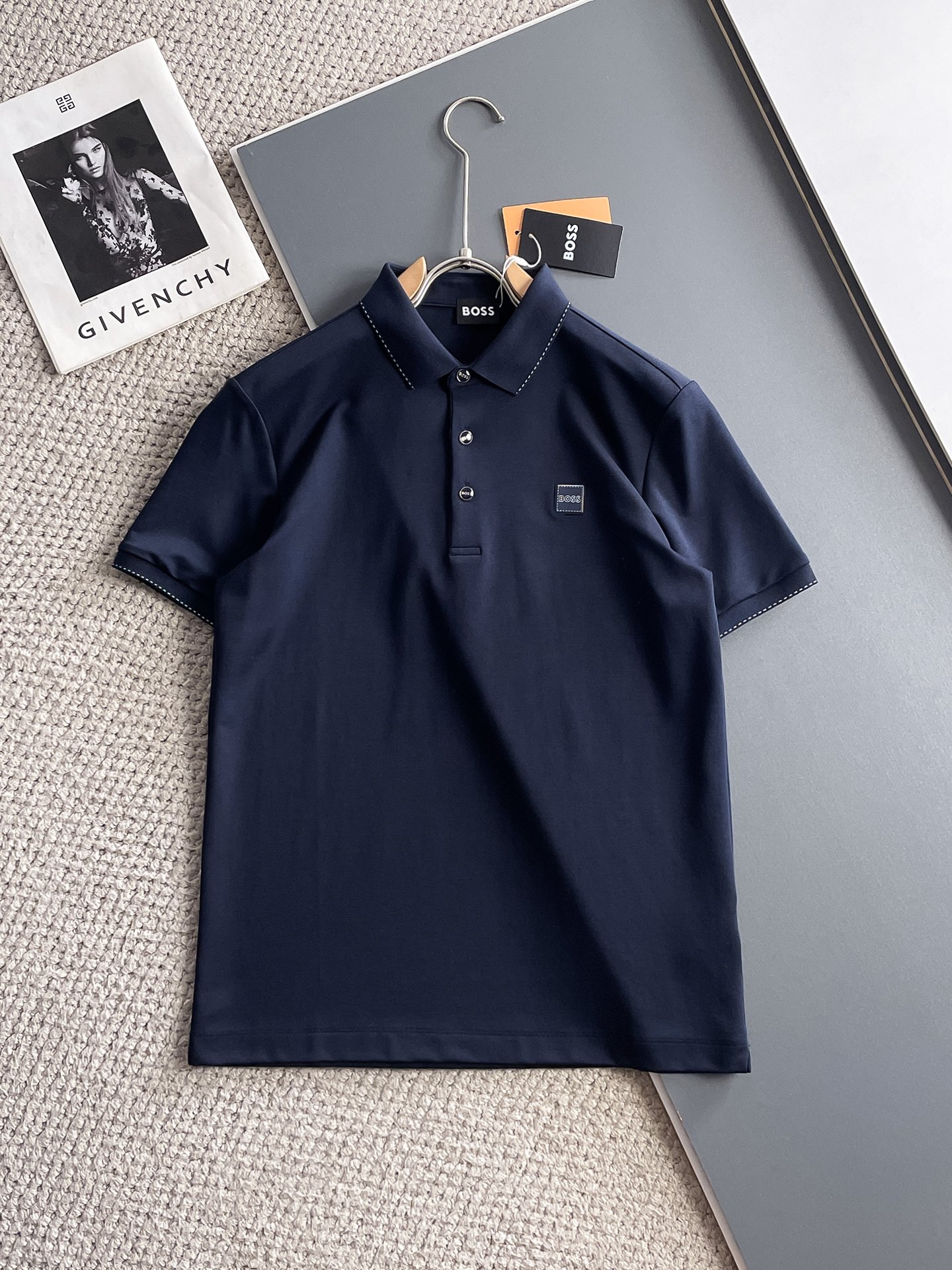 NO:931851,BOSS 2026ss summer new letter logo men's lapel Polo shirt!  Classic business men's style, the ceiling-level business men's style of high-end men's clothing!  Simple and fashionable yet elegant, it looks great when worn alone, and the quality/details control can be taken away with your eyes closed. It is low-key, luxurious and connotative!  The custom-woven mesh pique cotton fabric supplied by the customer is carefully made. The mesh texture is evenly arranged on the surface of the fabric. It has excellent breathability and heat dissipation and perspiration. The upper body comfort is completely better than ordinary single-sided jersey tissue!  The classic brand LOGO on the chest is made with top-notch craftsmanship. The LOGO is three-dimensional, clear and full, and has extraordinary texture. Whether it is worn as an inner layer or worn alone, it is a classic product!  The exquisite tailoring process, every detail is handled very standard and delicately, which cannot be compared with other low-end products on the market. It is a must-have basic and versatile Polo shirt for men!  Available in multiple colors, sizes M-4xl,,19860909BOSS 2026ss夏季新款字母logo男士翻领Polo衫！经典商务男款,高端男装的天花板级别的商务男款！简约时尚大气不失优雅,单穿内搭体面过人,品质控/细节控的闭眼带走,低调又奢华有内涵！ 客供定织网眼珠地棉布精心制成,面料表面排列均匀整齐的网眼纹理,透气性和散热排汗性极佳,上身舒适程度完全优于普通单面汗布组织！胸前经典的品牌LOGO标识,采用顶级工艺打造,LOGO立体清晰饱满,质感非凡的特质,无论是内搭还是单穿都是一款经典领域的产品！精妙绝伦的裁剪工艺,每一个细节处理的非常标准细腻,非市面一般LOW货可以媲美的,男士必入基础百搭款Polo衫推荐！ 颜色多颜色 尺码M-4xl,,,Men's clothing