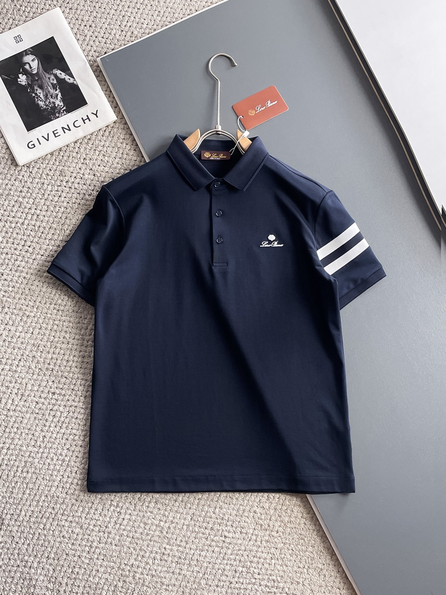 NO:931860,LP 1896ss summer new letter logo men's lapel Polo shirt!  Classic business men's style, the ceiling-level business men's style of high-end men's clothing!  Simple and fashionable yet elegant, it looks great when worn alone, and the quality/details control can be taken away with your eyes closed. It is low-key, luxurious and connotative!  The custom-woven mesh pique cotton fabric supplied by the customer is carefully made. The mesh texture is evenly arranged on the surface of the fabric. It has excellent breathability and heat dissipation and perspiration. The upper body comfort is completely better than ordinary single-sided jersey tissue!  The classic brand LOGO on the chest is made with top-notch craftsmanship. The LOGO is three-dimensional, clear and full, and has extraordinary texture. Whether it is worn as an inner layer or worn alone, it is a classic product!  The exquisite tailoring process, every detail is handled very standard and delicately, which cannot be compared with other low-end products on the market. It is a must-have basic and versatile Polo shirt for men!  Available in multiple colors, sizes M-4xl, loro piana,19860909LP 1896ss夏季新款字母logo男士翻领Polo衫！经典商务男款,高端男装的天花板级别的商务男款！简约时尚大气不失优雅,单穿内搭体面过人,品质控/细节控的闭眼带走,低调又奢华有内涵！ 客供定织网眼珠地棉布精心制成,面料表面排列均匀整齐的网眼纹理,透气性和散热排汗性极佳,上身舒适程度完全优于普通单面汗布组织！胸前经典的品牌LOGO标识,采用顶级工艺打造,LOGO立体清晰饱满,质感非凡的特质,无论是内搭还是单穿都是一款经典领域的产品！精妙绝伦的裁剪工艺,每一个细节处理的非常标准细腻,非市面一般LOW货可以媲美的,男士必入基础百搭款Polo衫推荐！ 颜色多颜色 尺码M-4xl,,loro piana,,Men's clothing