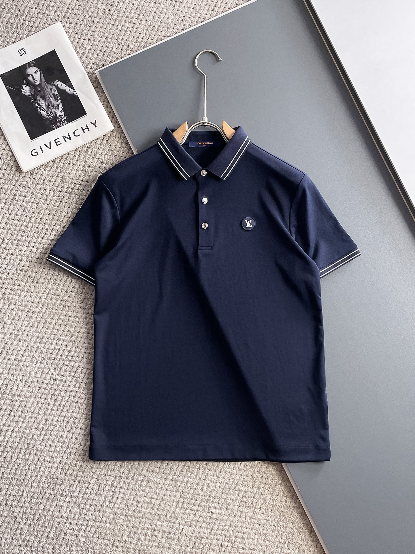 NO:931869,LV 2026ss summer new letter logo men’s lapel Polo shirt!  Classic business men's style, the ceiling-level business men's style of high-end men's clothing!  Simple and fashionable yet elegant, it looks great when worn alone, and the quality/details control can be taken away with your eyes closed. It is low-key, luxurious and connotative!  The custom-woven mesh pique cotton fabric supplied by the customer is carefully made. The mesh texture is evenly arranged on the surface of the fabric. It has excellent breathability and heat dissipation and perspiration. The upper body comfort is completely better than ordinary single-sided jersey tissue!  The classic brand LOGO on the chest is made with top-notch craftsmanship. The LOGO is three-dimensional, clear and full, and has extraordinary texture. Whether it is worn as an inner layer or worn alone, it is a classic product!  The exquisite tailoring process, every detail is handled very standard and delicately, which cannot be compared with other low-end products on the market. It is a must-have basic and versatile Polo shirt for men!  Various colors, sizes M-4xl, Louis Vuitton,19860909LV 2026ss夏季新款字母logo男士翻领Polo衫！经典商务男款,高端男装的天花板级别的商务男款！简约时尚大气不失优雅,单穿内搭体面过人,品质控/细节控的闭眼带走,低调又奢华有内涵！ 客供定织网眼珠地棉布精心制成,面料表面排列均匀整齐的网眼纹理,透气性和散热排汗性极佳,上身舒适程度完全优于普通单面汗布组织！胸前经典的品牌LOGO标识,采用顶级工艺打造,LOGO立体清晰饱满,质感非凡的特质,无论是内搭还是单穿都是一款经典领域的产品！精妙绝伦的裁剪工艺,每一个细节处理的非常标准细腻,非市面一般LOW货可以媲美的,男士必入基础百搭款Polo衫推荐！ 颜色多颜色 尺码M-4xl,,louis vuitton,,Men's clothing