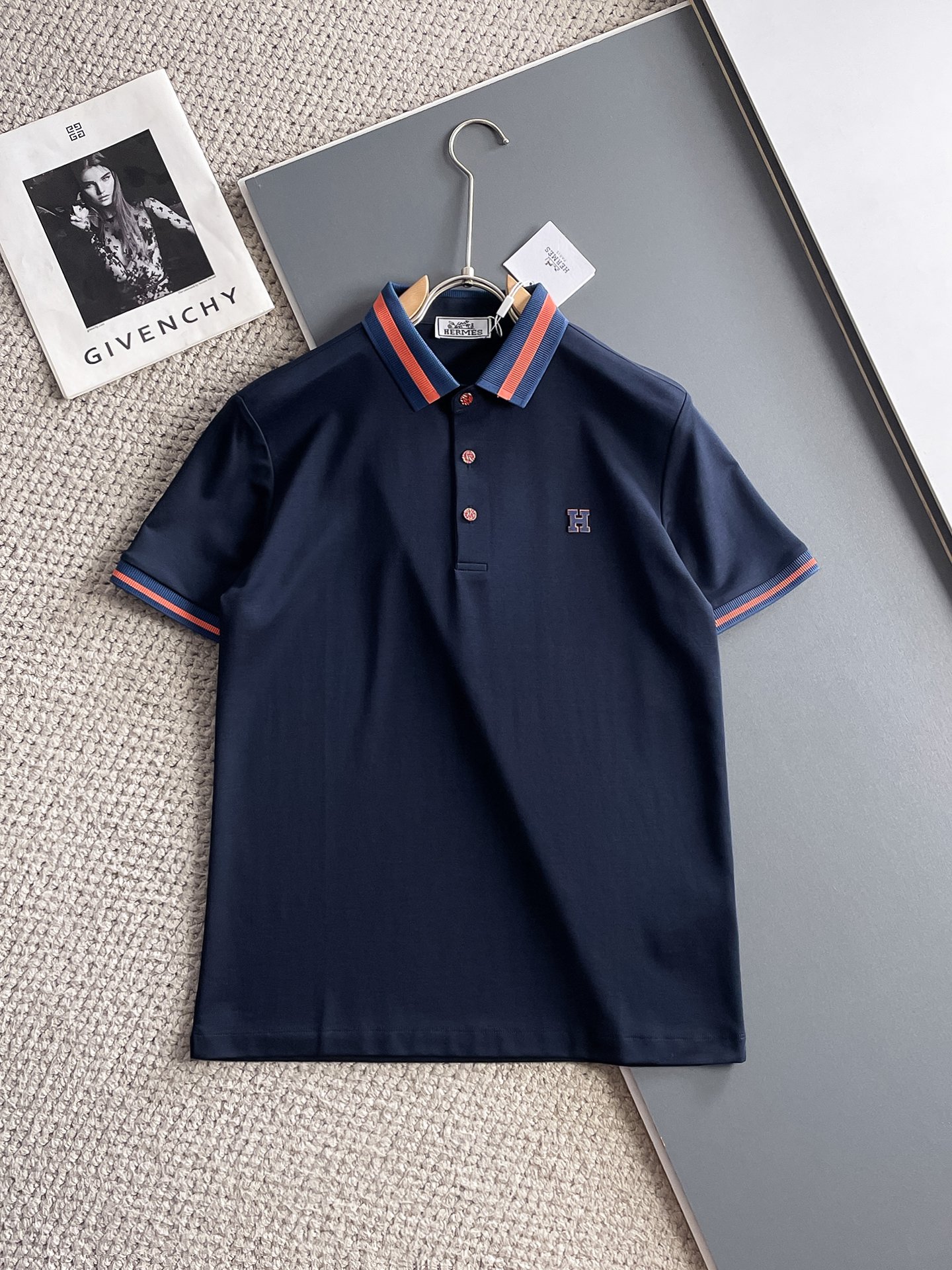 NO:931878,Hermès 2026ss summer new letter logo men’s lapel polo shirt!  Classic business men's style, the ceiling-level business men's style of high-end men's clothing!  Simple and fashionable yet elegant, it looks great when worn alone, and the quality/details control can be taken away with your eyes closed. It is low-key, luxurious and connotative!  The custom-woven mesh pique cotton fabric supplied by the customer is carefully made. The mesh texture is evenly arranged on the surface of the fabric. It has excellent breathability and heat dissipation and perspiration. The upper body comfort is completely better than ordinary single-sided jersey tissue!  The classic brand LOGO on the chest is made with top-notch craftsmanship. The LOGO is three-dimensional, clear and full, and has extraordinary texture. Whether it is worn as an inner layer or worn alone, it is a classic product!  The exquisite tailoring process, every detail is handled very standard and delicately, which cannot be compared with other low-end products on the market. It is a must-have basic and versatile Polo shirt for men!  Available in multiple colors, sizes M-4xl, hermes,19860909爱马仕 2026ss夏季新款字母logo男士翻领Polo衫！经典商务男款,高端男装的天花板级别的商务男款！简约时尚大气不失优雅,单穿内搭体面过人,品质控/细节控的闭眼带走,低调又奢华有内涵！ 客供定织网眼珠地棉布精心制成,面料表面排列均匀整齐的网眼纹理,透气性和散热排汗性极佳,上身舒适程度完全优于普通单面汗布组织！胸前经典的品牌LOGO标识,采用顶级工艺打造,LOGO立体清晰饱满,质感非凡的特质,无论是内搭还是单穿都是一款经典领域的产品！精妙绝伦的裁剪工艺,每一个细节处理的非常标准细腻,非市面一般LOW货可以媲美的,男士必入基础百搭款Polo衫推荐！ 颜色多颜色 尺码M-4xl,,hermes,,Men's clothing