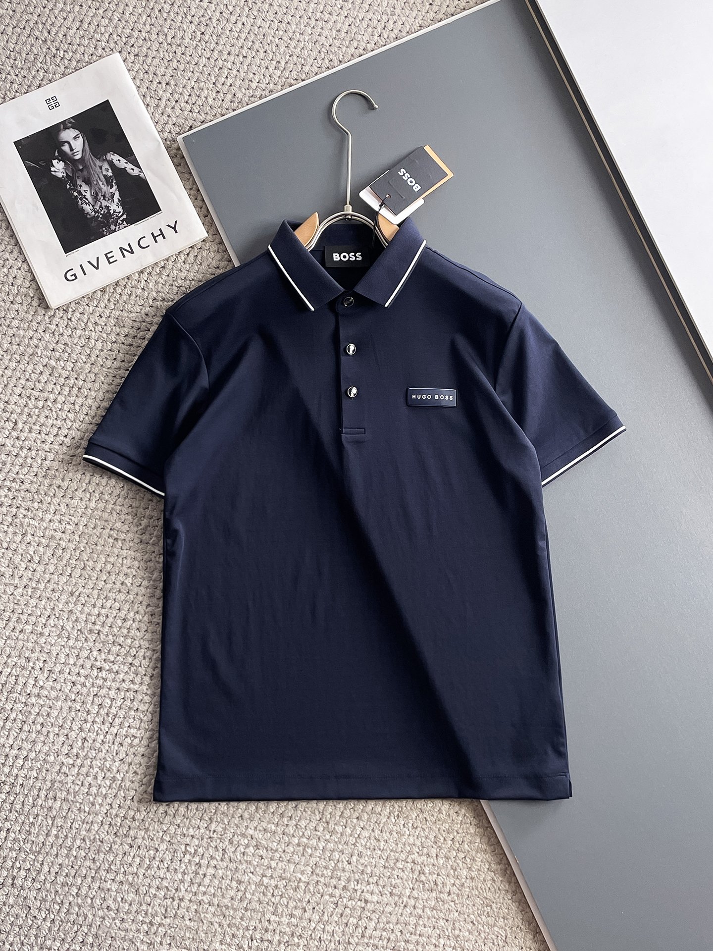 NO:931885,BOSS 2026ss summer new letter logo men's lapel Polo shirt!  Classic business men's style, the ceiling-level business men's style of high-end men's clothing!  Simple and fashionable yet elegant, it looks great when worn alone, and the quality/details control can be taken away with your eyes closed. It is low-key, luxurious and connotative!  The custom-woven mesh pique cotton fabric supplied by the customer is carefully made. The mesh texture is evenly arranged on the surface of the fabric. It has excellent breathability and heat dissipation and perspiration. The upper body comfort is completely better than ordinary single-sided jersey tissue!  The classic brand LOGO on the chest is made with top-notch craftsmanship. The LOGO is three-dimensional, clear and full, and has extraordinary texture. Whether it is worn as an inner layer or worn alone, it is a classic product!  The exquisite tailoring process, every detail is handled very standard and delicately, which cannot be compared with other low-end products on the market. It is a must-have basic and versatile Polo shirt for men!  Available in multiple colors, sizes M-4xl,,19860909BOSS 2026ss夏季新款字母logo男士翻领Polo衫！经典商务男款,高端男装的天花板级别的商务男款！简约时尚大气不失优雅,单穿内搭体面过人,品质控/细节控的闭眼带走,低调又奢华有内涵！ 客供定织网眼珠地棉布精心制成,面料表面排列均匀整齐的网眼纹理,透气性和散热排汗性极佳,上身舒适程度完全优于普通单面汗布组织！胸前经典的品牌LOGO标识,采用顶级工艺打造,LOGO立体清晰饱满,质感非凡的特质,无论是内搭还是单穿都是一款经典领域的产品！精妙绝伦的裁剪工艺,每一个细节处理的非常标准细腻,非市面一般LOW货可以媲美的,男士必入基础百搭款Polo衫推荐！ 颜色多颜色 尺码M-4xl,,,Men's clothing