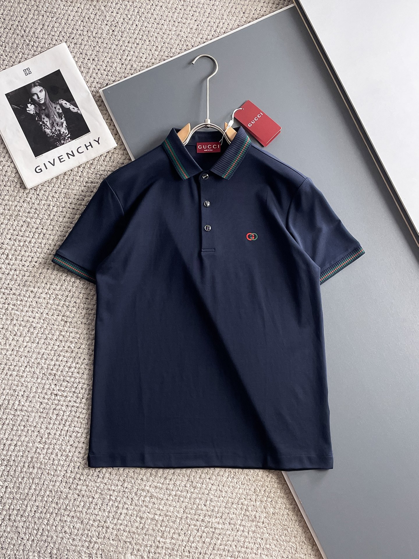 NO:931893,Gucci 2026ss summer new letter logo men's lapel polo shirt!  Classic business men's style, the ceiling-level business men's style of high-end men's clothing!  Simple and fashionable yet elegant, it looks great when worn alone, and the quality/details control can be taken away with your eyes closed. It is low-key, luxurious and connotative!  The custom-woven mesh pique cotton fabric supplied by the customer is carefully made. The mesh texture is evenly arranged on the surface of the fabric. It has excellent breathability and heat dissipation and perspiration. The upper body comfort is completely better than ordinary single-sided jersey tissue!  The classic brand LOGO on the chest is made with top-notch craftsmanship. The LOGO is three-dimensional, clear and full, and has extraordinary texture. Whether it is worn as an inner layer or worn alone, it is a classic product!  The exquisite tailoring process, every detail is handled very standard and delicately, which cannot be compared with other low-end products on the market. It is a must-have basic and versatile Polo shirt for men!  Available in multiple colors, sizes M-4xl,,19860909古奇 2026ss夏季新款字母logo男士翻领Polo衫！经典商务男款,高端男装的天花板级别的商务男款！简约时尚大气不失优雅,单穿内搭体面过人,品质控/细节控的闭眼带走,低调又奢华有内涵！ 客供定织网眼珠地棉布精心制成,面料表面排列均匀整齐的网眼纹理,透气性和散热排汗性极佳,上身舒适程度完全优于普通单面汗布组织！胸前经典的品牌LOGO标识,采用顶级工艺打造,LOGO立体清晰饱满,质感非凡的特质,无论是内搭还是单穿都是一款经典领域的产品！精妙绝伦的裁剪工艺,每一个细节处理的非常标准细腻,非市面一般LOW货可以媲美的,男士必入基础百搭款Polo衫推荐！ 颜色多颜色 尺码M-4xl,,,Men's clothing