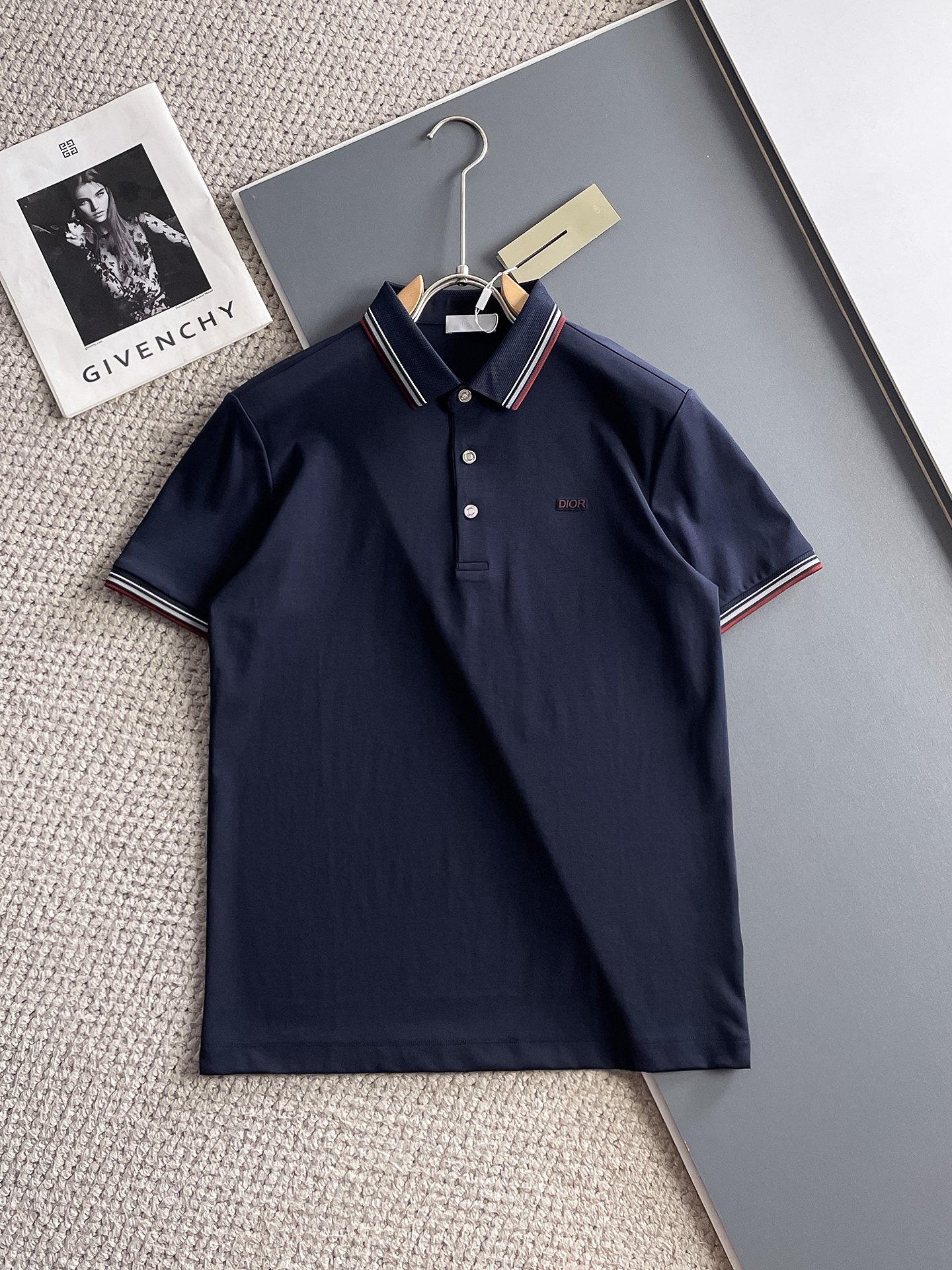 NO:931900,Dior 2026ss summer new letter logo men's lapel Polo shirt!  Classic business men's style, the ceiling-level business men's style of high-end men's clothing!  Simple and fashionable yet elegant, it looks great when worn alone, and the quality/details control can be taken away with your eyes closed. It is low-key, luxurious and connotative!  The custom-woven mesh pique cotton fabric supplied by the customer is carefully made. The mesh texture is evenly arranged on the surface of the fabric. It has excellent breathability and heat dissipation and perspiration. The upper body comfort is completely better than ordinary single-sided jersey tissue!  The classic brand LOGO on the chest is made with top-notch craftsmanship. The LOGO is three-dimensional, clear and full, and has extraordinary texture. Whether it is worn as an inner layer or worn alone, it is a classic product!  The exquisite tailoring process, every detail is handled very standard and delicately, which cannot be compared with other low-end products on the market. It is a must-have basic and versatile Polo shirt for men!  Various colors, sizes M-4xl, dior,19860909迪奥 2026ss夏季新款字母logo男士翻领Polo衫！经典商务男款,高端男装的天花板级别的商务男款！简约时尚大气不失优雅,单穿内搭体面过人,品质控/细节控的闭眼带走,低调又奢华有内涵！ 客供定织网眼珠地棉布精心制成,面料表面排列均匀整齐的网眼纹理,透气性和散热排汗性极佳,上身舒适程度完全优于普通单面汗布组织！胸前经典的品牌LOGO标识,采用顶级工艺打造,LOGO立体清晰饱满,质感非凡的特质,无论是内搭还是单穿都是一款经典领域的产品！精妙绝伦的裁剪工艺,每一个细节处理的非常标准细腻,非市面一般LOW货可以媲美的,男士必入基础百搭款Polo衫推荐！ 颜色多颜色 尺码M-4xl,,dior,,Men's clothing