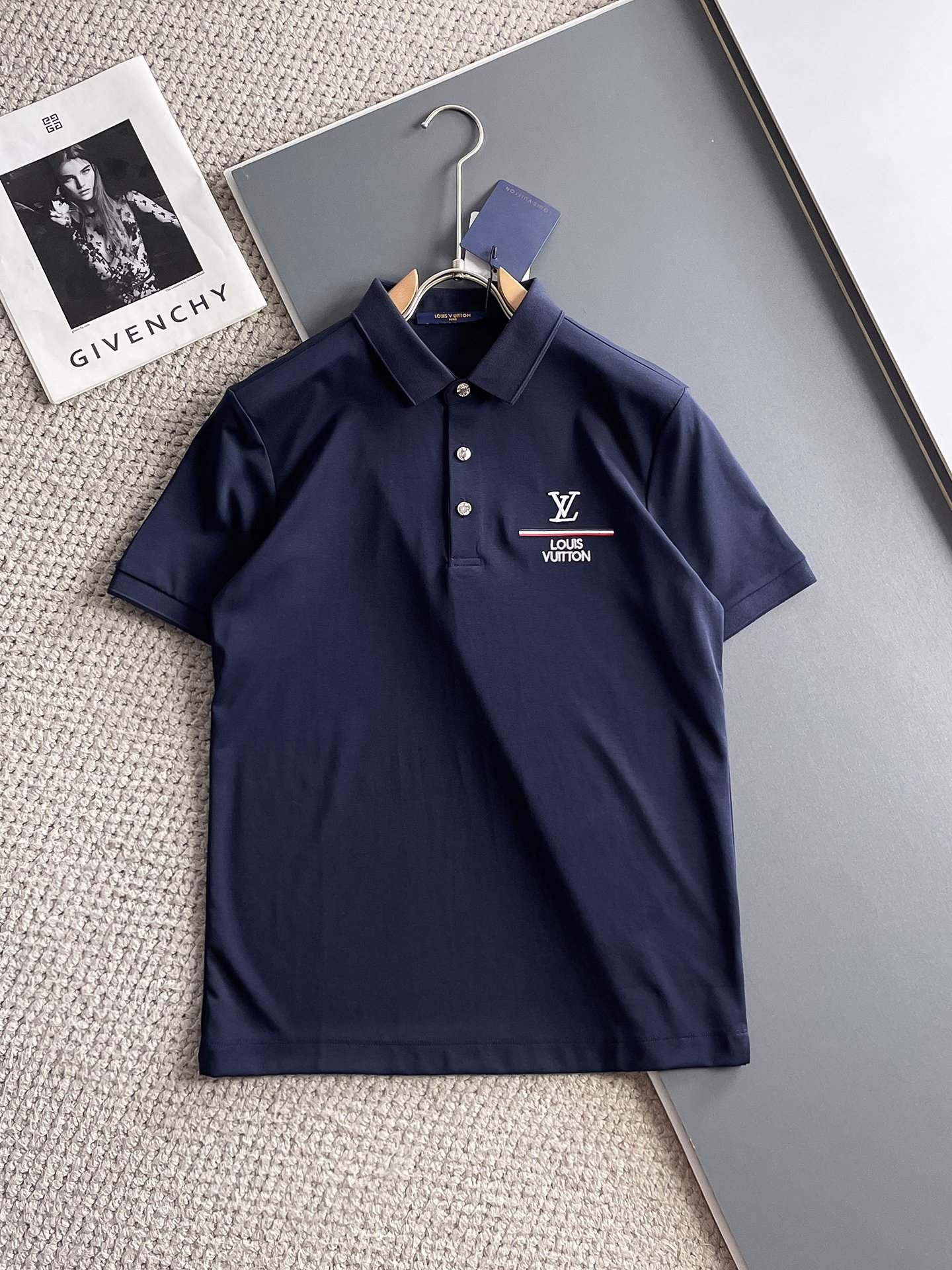 NO:931908,LV 2026ss summer new letter logo men’s lapel Polo shirt!  Classic business men's style, the ceiling-level business men's style of high-end men's clothing!  Simple and fashionable yet elegant, it looks great when worn alone, and the quality/details control can be taken away with your eyes closed. It is low-key, luxurious and connotative!  The custom-woven mesh pique cotton fabric supplied by the customer is carefully made. The mesh texture is evenly arranged on the surface of the fabric. It has excellent breathability and heat dissipation and perspiration. The upper body comfort is completely better than ordinary single-sided jersey tissue!  The classic brand LOGO on the chest is made with top-notch craftsmanship. The LOGO is three-dimensional, clear and full, and has extraordinary texture. Whether it is worn as an inner layer or worn alone, it is a classic product!  The exquisite tailoring process, every detail is handled very standard and delicately, which cannot be compared with other low-end products on the market. It is a must-have basic and versatile Polo shirt for men!  Various colors, sizes M-4xl, Louis Vuitton,19860909LV 2026ss夏季新款字母logo男士翻领Polo衫！经典商务男款,高端男装的天花板级别的商务男款！简约时尚大气不失优雅,单穿内搭体面过人,品质控/细节控的闭眼带走,低调又奢华有内涵！ 客供定织网眼珠地棉布精心制成,面料表面排列均匀整齐的网眼纹理,透气性和散热排汗性极佳,上身舒适程度完全优于普通单面汗布组织！胸前经典的品牌LOGO标识,采用顶级工艺打造,LOGO立体清晰饱满,质感非凡的特质,无论是内搭还是单穿都是一款经典领域的产品！精妙绝伦的裁剪工艺,每一个细节处理的非常标准细腻,非市面一般LOW货可以媲美的,男士必入基础百搭款Polo衫推荐！ 颜色多颜色 尺码M-4xl,,louis vuitton,,Men's clothing