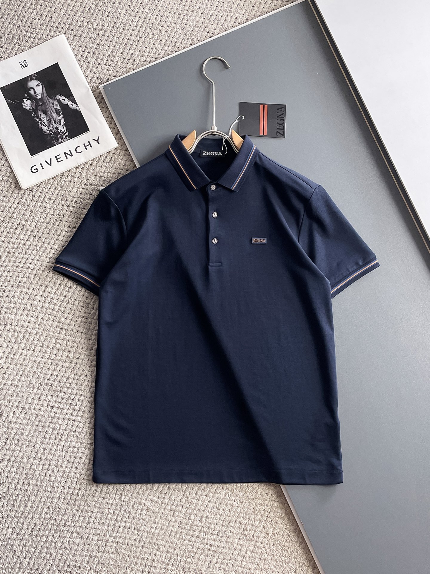 NO:931922,Ermenegildo Zegna 2026ss summer new letter logo men's lapel Polo shirt!  Classic business men's style, the ceiling-level business men's style of high-end men's clothing!  Simple and fashionable yet elegant, it looks great when worn alone, and the quality/details control can be taken away with your eyes closed. It is low-key, luxurious and connotative!  The custom-woven mesh pique cotton fabric supplied by the customer is carefully made. The mesh texture is evenly arranged on the surface of the fabric. It has excellent breathability and heat dissipation and perspiration. The upper body comfort is completely better than ordinary single-sided jersey tissue!  The classic brand LOGO on the chest is made with top-notch craftsmanship. The LOGO is three-dimensional, clear and full, and has extraordinary texture. Whether it is worn as an inner layer or worn alone, it is a classic product!  The exquisite tailoring process, every detail is handled very standard and delicately, which cannot be compared with other low-end products on the market. It is a must-have basic and versatile Polo shirt for men!  Various colors, sizes M-4xl,,zegna,19860909杰尼亚 2026ss夏季新款字母logo男士翻领Polo衫！经典商务男款,高端男装的天花板级别的商务男款！简约时尚大气不失优雅,单穿内搭体面过人,品质控/细节控的闭眼带走,低调又奢华有内涵！ 客供定织网眼珠地棉布精心制成,面料表面排列均匀整齐的网眼纹理,透气性和散热排汗性极佳,上身舒适程度完全优于普通单面汗布组织！胸前经典的品牌LOGO标识,采用顶级工艺打造,LOGO立体清晰饱满,质感非凡的特质,无论是内搭还是单穿都是一款经典领域的产品！精妙绝伦的裁剪工艺,每一个细节处理的非常标准细腻,非市面一般LOW货可以媲美的,男士必入基础百搭款Polo衫推荐！ 颜色多颜色 尺码M-4xl,,zegna,,Men's clothing