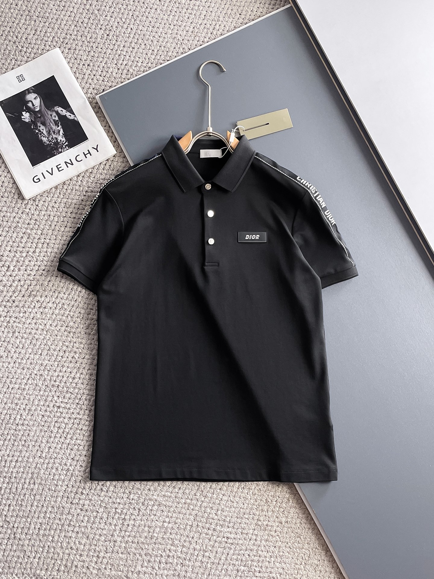 NO:931931,Dior 2026ss summer new letter logo men's lapel Polo shirt!  Classic business men's style, the ceiling-level business men's style of high-end men's clothing!  Simple and fashionable yet elegant, it looks great when worn alone, and the quality/details control can be taken away with your eyes closed. It is low-key, luxurious and connotative!  The custom-woven mesh pique cotton fabric supplied by the customer is carefully made. The mesh texture is evenly arranged on the surface of the fabric. It has excellent breathability and heat dissipation and perspiration. The upper body comfort is completely better than ordinary single-sided jersey tissue!  The classic brand LOGO on the chest is made with top-notch craftsmanship. The LOGO is three-dimensional, clear and full, and has extraordinary texture. Whether it is worn as an inner layer or worn alone, it is a classic product!  The exquisite tailoring process, every detail is handled very standard and delicately, which cannot be compared with other low-end products on the market. It is a must-have basic and versatile Polo shirt for men!  Various colors, sizes M-4xl, dior,19860909迪奥 2026ss夏季新款字母logo男士翻领Polo衫！经典商务男款,高端男装的天花板级别的商务男款！简约时尚大气不失优雅,单穿内搭体面过人,品质控/细节控的闭眼带走,低调又奢华有内涵！ 客供定织网眼珠地棉布精心制成,面料表面排列均匀整齐的网眼纹理,透气性和散热排汗性极佳,上身舒适程度完全优于普通单面汗布组织！胸前经典的品牌LOGO标识,采用顶级工艺打造,LOGO立体清晰饱满,质感非凡的特质,无论是内搭还是单穿都是一款经典领域的产品！精妙绝伦的裁剪工艺,每一个细节处理的非常标准细腻,非市面一般LOW货可以媲美的,男士必入基础百搭款Polo衫推荐！ 颜色多颜色 尺码M-4xl,,dior,,Men's clothing
