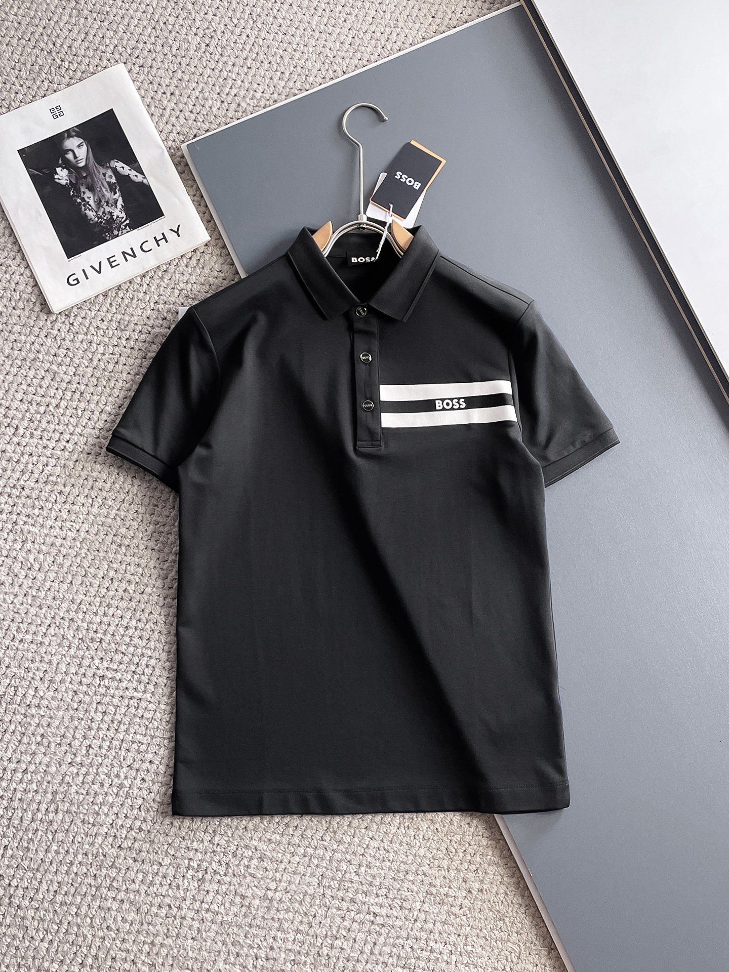 NO:931938,BOSS 2026ss summer new letter logo men's lapel Polo shirt!  Classic business men's style, the ceiling-level business men's style of high-end men's clothing!  Simple and fashionable yet elegant, it looks great when worn alone, and the quality/details control can be taken away with your eyes closed. It is low-key, luxurious and connotative!  The custom-woven mesh pique cotton fabric supplied by the customer is carefully made. The mesh texture is evenly arranged on the surface of the fabric. It has excellent breathability and heat dissipation and perspiration. The upper body comfort is completely better than ordinary single-sided jersey tissue!  The classic brand LOGO on the chest is made with top-notch craftsmanship. The LOGO is three-dimensional, clear and full, and has extraordinary texture. Whether it is worn as an inner layer or worn alone, it is a classic product!  The exquisite tailoring process, every detail is handled very standard and delicately, which cannot be compared with other low-end products on the market. It is a must-have basic and versatile Polo shirt for men!  Available in multiple colors, sizes M-4xl,,19860909BOSS 2026ss夏季新款字母logo男士翻领Polo衫！经典商务男款,高端男装的天花板级别的商务男款！简约时尚大气不失优雅,单穿内搭体面过人,品质控/细节控的闭眼带走,低调又奢华有内涵！ 客供定织网眼珠地棉布精心制成,面料表面排列均匀整齐的网眼纹理,透气性和散热排汗性极佳,上身舒适程度完全优于普通单面汗布组织！胸前经典的品牌LOGO标识,采用顶级工艺打造,LOGO立体清晰饱满,质感非凡的特质,无论是内搭还是单穿都是一款经典领域的产品！精妙绝伦的裁剪工艺,每一个细节处理的非常标准细腻,非市面一般LOW货可以媲美的,男士必入基础百搭款Polo衫推荐！ 颜色多颜色 尺码M-4xl,,,Men's clothing