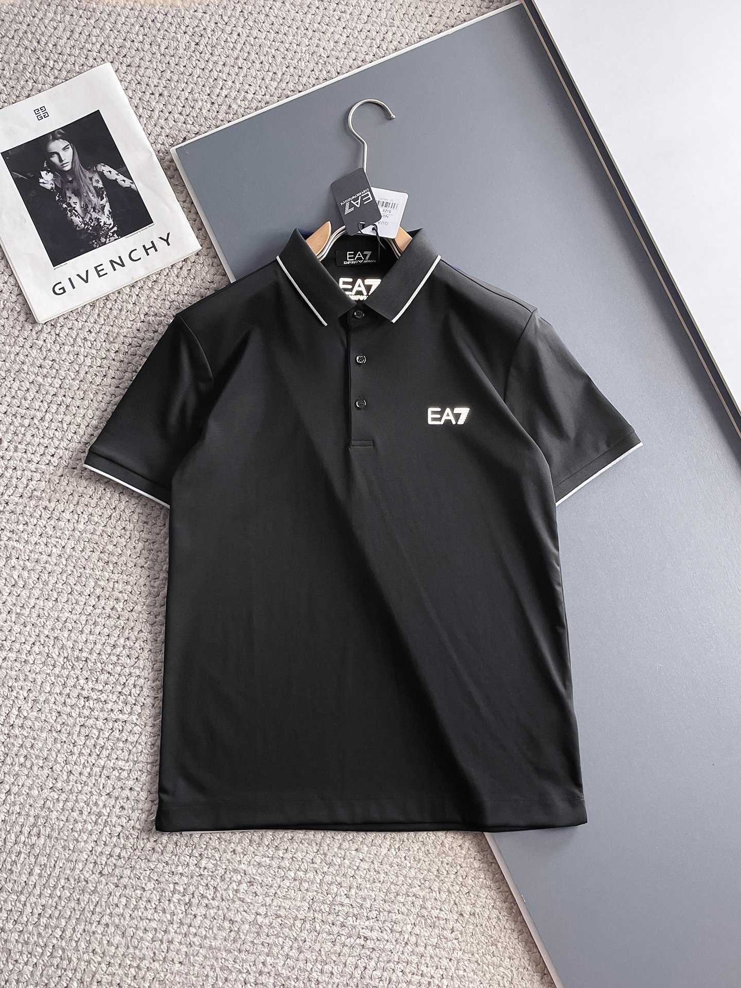 NO:931945,Armani 2026ss summer new letter logo men's lapel Polo shirt!  Classic business men's style, the ceiling-level business men's style of high-end men's clothing!  Simple and fashionable yet elegant, it looks great when worn alone, and the quality/details control can be taken away with your eyes closed. It is low-key, luxurious and connotative!  The custom-woven mesh pique cotton fabric supplied by the customer is carefully made. The mesh texture is evenly arranged on the surface of the fabric. It has excellent breathability and heat dissipation and perspiration. The upper body comfort is completely better than ordinary single-sided jersey tissue!  The classic brand LOGO on the chest is made with top-notch craftsmanship. The LOGO is three-dimensional, clear and full, and has extraordinary texture. Whether it is worn as an inner layer or worn alone, it is a classic product!  The exquisite tailoring process, every detail is handled very standard and delicately, which cannot be compared with other low-end products on the market. It is a must-have basic and versatile Polo shirt for men!  Available in multiple colors, sizes M-4xl, armani,19860909阿玛尼 2026ss夏季新款字母logo男士翻领Polo衫！经典商务男款,高端男装的天花板级别的商务男款！简约时尚大气不失优雅,单穿内搭体面过人,品质控/细节控的闭眼带走,低调又奢华有内涵！ 客供定织网眼珠地棉布精心制成,面料表面排列均匀整齐的网眼纹理,透气性和散热排汗性极佳,上身舒适程度完全优于普通单面汗布组织！胸前经典的品牌LOGO标识,采用顶级工艺打造,LOGO立体清晰饱满,质感非凡的特质,无论是内搭还是单穿都是一款经典领域的产品！精妙绝伦的裁剪工艺,每一个细节处理的非常标准细腻,非市面一般LOW货可以媲美的,男士必入基础百搭款Polo衫推荐！ 颜色多颜色 尺码M-4xl,,armani,,Men's clothing