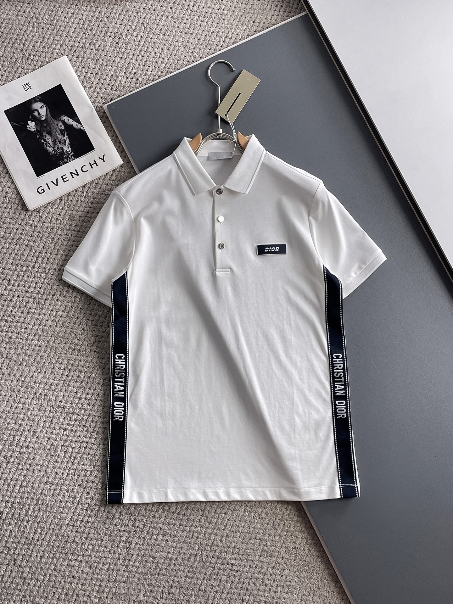 NO:931952,Dior 2026ss summer new letter logo men's lapel Polo shirt!  Classic business men's style, the ceiling-level business men's style of high-end men's clothing!  Simple and fashionable yet elegant, it looks great when worn alone, and the quality/details control can be taken away with your eyes closed. It is low-key, luxurious and connotative!  The custom-woven mesh pique cotton fabric supplied by the customer is carefully made. The mesh texture is evenly arranged on the surface of the fabric. It has excellent breathability and heat dissipation and perspiration. The upper body comfort is completely better than ordinary single-sided jersey tissue!  The classic brand LOGO on the chest is made with top-notch craftsmanship. The LOGO is three-dimensional, clear and full, and has extraordinary texture. Whether it is worn as an inner layer or worn alone, it is a classic product!  The exquisite tailoring process, every detail is handled very standard and delicately, which cannot be compared with other low-end products on the market. It is a must-have basic and versatile Polo shirt for men!  Various colors, sizes M-4xl, dior,19860909迪奥 2026ss夏季新款字母logo男士翻领Polo衫！经典商务男款,高端男装的天花板级别的商务男款！简约时尚大气不失优雅,单穿内搭体面过人,品质控/细节控的闭眼带走,低调又奢华有内涵！ 客供定织网眼珠地棉布精心制成,面料表面排列均匀整齐的网眼纹理,透气性和散热排汗性极佳,上身舒适程度完全优于普通单面汗布组织！胸前经典的品牌LOGO标识,采用顶级工艺打造,LOGO立体清晰饱满,质感非凡的特质,无论是内搭还是单穿都是一款经典领域的产品！精妙绝伦的裁剪工艺,每一个细节处理的非常标准细腻,非市面一般LOW货可以媲美的,男士必入基础百搭款Polo衫推荐！ 颜色多颜色 尺码M-4xl,,dior,,Men's clothing