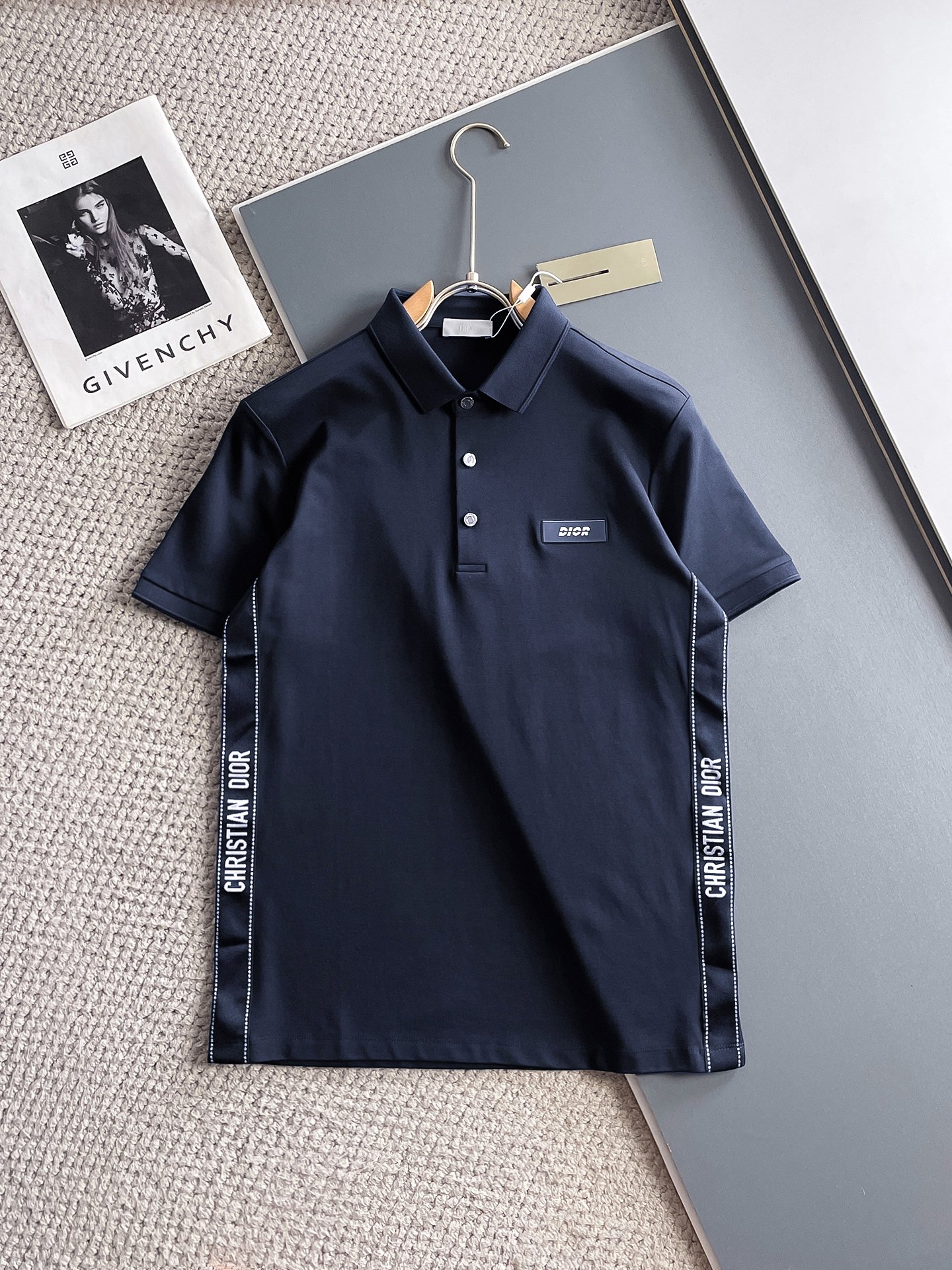 NO:931988,Dior 2026ss summer new letter logo men's lapel Polo shirt!  Classic business men's style, the ceiling-level business men's style of high-end men's clothing!  Simple and fashionable yet elegant, it looks great when worn alone, and the quality/details control can be taken away with your eyes closed. It is low-key, luxurious and connotative!  The custom-woven mesh pique cotton fabric supplied by the customer is carefully made. The mesh texture is evenly arranged on the surface of the fabric. It has excellent breathability and heat dissipation and perspiration. The upper body comfort is completely better than ordinary single-sided jersey tissue!  The classic brand LOGO on the chest is made with top-notch craftsmanship. The LOGO is three-dimensional, clear and full, and has extraordinary texture. Whether it is worn as an inner layer or worn alone, it is a classic product!  The exquisite tailoring process, every detail is handled very standard and delicately, which cannot be compared with other low-end products on the market. It is a must-have basic and versatile Polo shirt for men!  Various colors, sizes M-4xl, dior,19860909迪奥 2026ss夏季新款字母logo男士翻领Polo衫！经典商务男款,高端男装的天花板级别的商务男款！简约时尚大气不失优雅,单穿内搭体面过人,品质控/细节控的闭眼带走,低调又奢华有内涵！ 客供定织网眼珠地棉布精心制成,面料表面排列均匀整齐的网眼纹理,透气性和散热排汗性极佳,上身舒适程度完全优于普通单面汗布组织！胸前经典的品牌LOGO标识,采用顶级工艺打造,LOGO立体清晰饱满,质感非凡的特质,无论是内搭还是单穿都是一款经典领域的产品！精妙绝伦的裁剪工艺,每一个细节处理的非常标准细腻,非市面一般LOW货可以媲美的,男士必入基础百搭款Polo衫推荐！ 颜色多颜色 尺码M-4xl,,dior,,Men's clothing