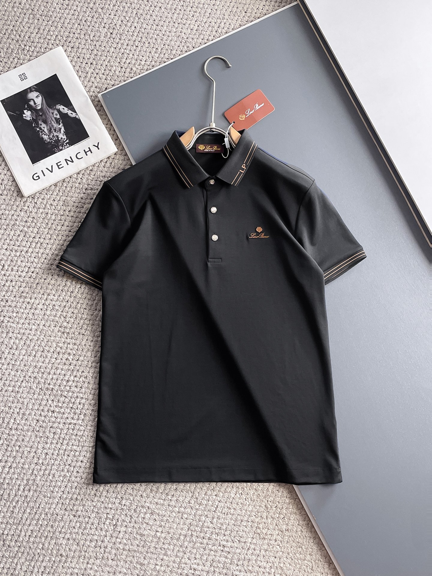 NO:931957,LP 1896ss summer new letter logo men's lapel Polo shirt!  Classic business men's style, the ceiling-level business men's style of high-end men's clothing!  Simple and fashionable yet elegant, it looks great when worn alone, and the quality/details control can be taken away with your eyes closed. It is low-key, luxurious and connotative!  The custom-woven mesh pique cotton fabric supplied by the customer is carefully made. The mesh texture is evenly arranged on the surface of the fabric. It has excellent breathability and heat dissipation and perspiration. The upper body comfort is completely better than ordinary single-sided jersey tissue!  The classic brand LOGO on the chest is made with top-notch craftsmanship. The LOGO is three-dimensional, clear and full, and has extraordinary texture. Whether it is worn as an inner layer or worn alone, it is a classic product!  The exquisite tailoring process, every detail is handled very standard and delicately, which cannot be compared with other low-end products on the market. It is a must-have basic and versatile Polo shirt for men!  Available in multiple colors, sizes M-4xl, loro piana,19860909LP 1896ss夏季新款字母logo男士翻领Polo衫！经典商务男款,高端男装的天花板级别的商务男款！简约时尚大气不失优雅,单穿内搭体面过人,品质控/细节控的闭眼带走,低调又奢华有内涵！ 客供定织网眼珠地棉布精心制成,面料表面排列均匀整齐的网眼纹理,透气性和散热排汗性极佳,上身舒适程度完全优于普通单面汗布组织！胸前经典的品牌LOGO标识,采用顶级工艺打造,LOGO立体清晰饱满,质感非凡的特质,无论是内搭还是单穿都是一款经典领域的产品！精妙绝伦的裁剪工艺,每一个细节处理的非常标准细腻,非市面一般LOW货可以媲美的,男士必入基础百搭款Polo衫推荐！ 颜色多颜色 尺码M-4xl,,loro piana,,Men's clothing