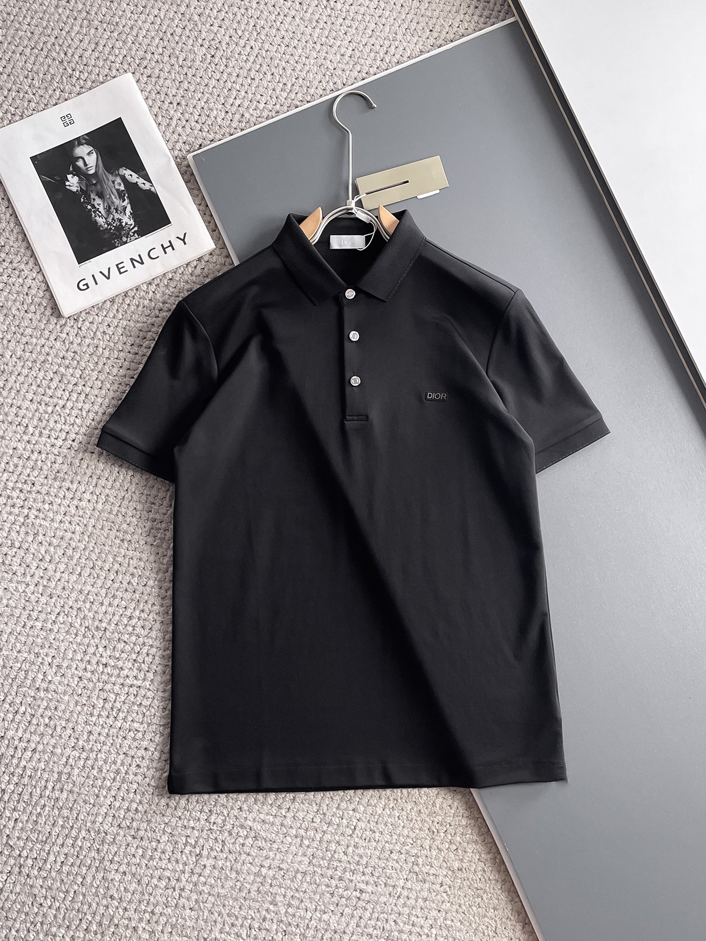 NO:931964,Dior 2026ss summer new letter logo men's lapel Polo shirt!  Classic business men's style, the ceiling-level business men's style of high-end men's clothing!  Simple and fashionable yet elegant, it looks great when worn alone, and the quality/details control can be taken away with your eyes closed. It is low-key, luxurious and connotative!  The custom-woven mesh pique cotton fabric supplied by the customer is carefully made. The mesh texture is evenly arranged on the surface of the fabric. It has excellent breathability and heat dissipation and perspiration. The upper body comfort is completely better than ordinary single-sided jersey tissue!  The classic brand LOGO on the chest is made with top-notch craftsmanship. The LOGO is three-dimensional, clear and full, and has extraordinary texture. Whether it is worn as an inner layer or worn alone, it is a classic product!  The exquisite tailoring process, every detail is handled very standard and delicately, which cannot be compared with other low-end products on the market. It is a must-have basic and versatile Polo shirt for men!  Various colors, sizes M-4xl, dior,19860909迪奥 2026ss夏季新款字母logo男士翻领Polo衫！经典商务男款,高端男装的天花板级别的商务男款！简约时尚大气不失优雅,单穿内搭体面过人,品质控/细节控的闭眼带走,低调又奢华有内涵！ 客供定织网眼珠地棉布精心制成,面料表面排列均匀整齐的网眼纹理,透气性和散热排汗性极佳,上身舒适程度完全优于普通单面汗布组织！胸前经典的品牌LOGO标识,采用顶级工艺打造,LOGO立体清晰饱满,质感非凡的特质,无论是内搭还是单穿都是一款经典领域的产品！精妙绝伦的裁剪工艺,每一个细节处理的非常标准细腻,非市面一般LOW货可以媲美的,男士必入基础百搭款Polo衫推荐！ 颜色多颜色 尺码M-4xl,,dior,,Men's clothing