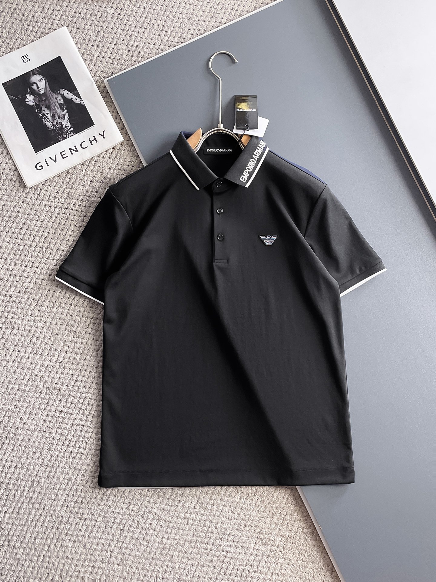 NO:931970,Armani 2026ss summer new letter logo men's lapel Polo shirt!  Classic business men's style, the ceiling-level business men's style of high-end men's clothing!  Simple and fashionable yet elegant, it looks great when worn alone, and the quality/details control can be taken away with your eyes closed. It is low-key, luxurious and connotative!  The custom-woven mesh pique cotton fabric supplied by the customer is carefully made. The mesh texture is evenly arranged on the surface of the fabric. It has excellent breathability and heat dissipation and perspiration. The upper body comfort is completely better than ordinary single-sided jersey tissue!  The classic brand LOGO on the chest is made with top-notch craftsmanship. The LOGO is three-dimensional, clear and full, and has extraordinary texture. Whether it is worn as an inner layer or worn alone, it is a classic product!  The exquisite tailoring process, every detail is handled very standard and delicately, which cannot be compared with other low-end products on the market. It is a must-have basic and versatile Polo shirt for men!  Available in multiple colors, sizes M-4xl, armani,19860909阿玛尼 2026ss夏季新款字母logo男士翻领Polo衫！经典商务男款,高端男装的天花板级别的商务男款！简约时尚大气不失优雅,单穿内搭体面过人,品质控/细节控的闭眼带走,低调又奢华有内涵！ 客供定织网眼珠地棉布精心制成,面料表面排列均匀整齐的网眼纹理,透气性和散热排汗性极佳,上身舒适程度完全优于普通单面汗布组织！胸前经典的品牌LOGO标识,采用顶级工艺打造,LOGO立体清晰饱满,质感非凡的特质,无论是内搭还是单穿都是一款经典领域的产品！精妙绝伦的裁剪工艺,每一个细节处理的非常标准细腻,非市面一般LOW货可以媲美的,男士必入基础百搭款Polo衫推荐！ 颜色多颜色 尺码M-4xl,,armani,,Men's clothing