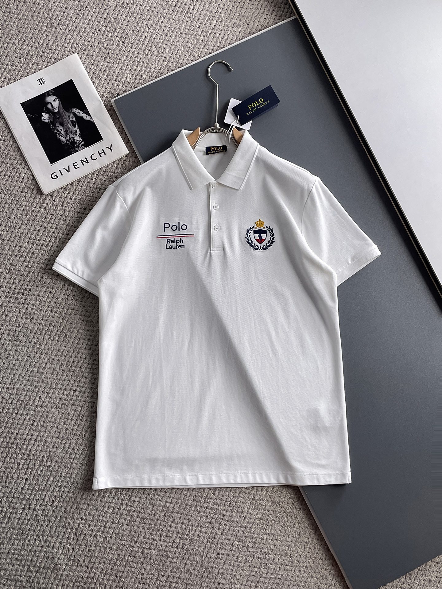 NO:931976,POLO 2026ss summer new letter logo men's lapel Polo shirt!  Classic business men's style, the ceiling-level business men's style of high-end men's clothing!  Simple and fashionable yet elegant, it looks great when worn alone, and the quality/details control can be taken away with your eyes closed. It is low-key, luxurious and connotative!  The custom-woven mesh pique cotton fabric supplied by the customer is carefully made. The mesh texture is evenly arranged on the surface of the fabric. It has excellent breathability and heat dissipation and perspiration. The upper body comfort is completely better than ordinary single-sided jersey tissue!  The classic brand LOGO on the chest is made with top-notch craftsmanship. The LOGO is three-dimensional, clear and full, and has extraordinary texture. Whether it is worn as an inner layer or worn alone, it is a classic product!  The exquisite tailoring process, every detail is handled very standard and delicately, which cannot be compared with other low-end products on the market. It is a must-have basic and versatile Polo shirt for men!  Available in multiple colors, sizes M-4xl,,19860909POLO 2026ss夏季新款字母logo男士翻领Polo衫！经典商务男款,高端男装的天花板级别的商务男款！简约时尚大气不失优雅,单穿内搭体面过人,品质控/细节控的闭眼带走,低调又奢华有内涵！ 客供定织网眼珠地棉布精心制成,面料表面排列均匀整齐的网眼纹理,透气性和散热排汗性极佳,上身舒适程度完全优于普通单面汗布组织！胸前经典的品牌LOGO标识,采用顶级工艺打造,LOGO立体清晰饱满,质感非凡的特质,无论是内搭还是单穿都是一款经典领域的产品！精妙绝伦的裁剪工艺,每一个细节处理的非常标准细腻,非市面一般LOW货可以媲美的,男士必入基础百搭款Polo衫推荐！ 颜色多颜色 尺码M-4xl,,,Men's clothing
