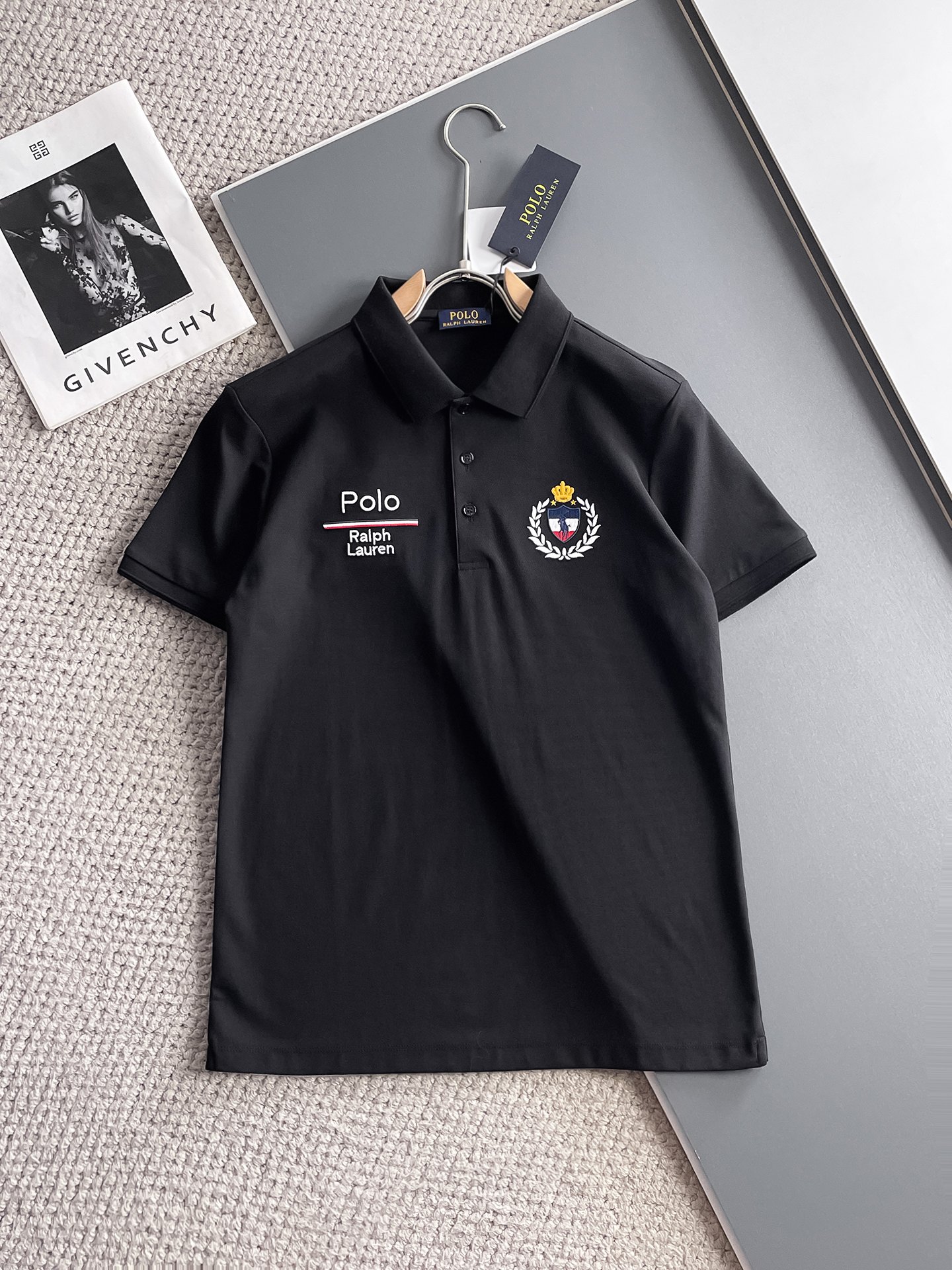 NO:931932,POLO 2026ss summer new letter logo men's lapel Polo shirt!  Classic business men's style, the ceiling-level business men's style of high-end men's clothing!  Simple and fashionable yet elegant, it looks great when worn alone, and the quality/details control can be taken away with your eyes closed. It is low-key, luxurious and connotative!  The custom-woven mesh pique cotton fabric supplied by the customer is carefully made. The mesh texture is evenly arranged on the surface of the fabric. It has excellent breathability and heat dissipation and perspiration. The upper body comfort is completely better than ordinary single-sided jersey tissue!  The classic brand LOGO on the chest is made with top-notch craftsmanship. The LOGO is three-dimensional, clear and full, and has extraordinary texture. Whether it is worn as an inner layer or worn alone, it is a classic product!  The exquisite tailoring process, every detail is handled very standard and delicately, which cannot be compared with other low-end products on the market. It is a must-have basic and versatile Polo shirt for men!  Available in multiple colors, sizes M-4xl,,19860909POLO 2026ss夏季新款字母logo男士翻领Polo衫！经典商务男款,高端男装的天花板级别的商务男款！简约时尚大气不失优雅,单穿内搭体面过人,品质控/细节控的闭眼带走,低调又奢华有内涵！ 客供定织网眼珠地棉布精心制成,面料表面排列均匀整齐的网眼纹理,透气性和散热排汗性极佳,上身舒适程度完全优于普通单面汗布组织！胸前经典的品牌LOGO标识,采用顶级工艺打造,LOGO立体清晰饱满,质感非凡的特质,无论是内搭还是单穿都是一款经典领域的产品！精妙绝伦的裁剪工艺,每一个细节处理的非常标准细腻,非市面一般LOW货可以媲美的,男士必入基础百搭款Polo衫推荐！ 颜色多颜色 尺码M-4xl,,,Men's clothing