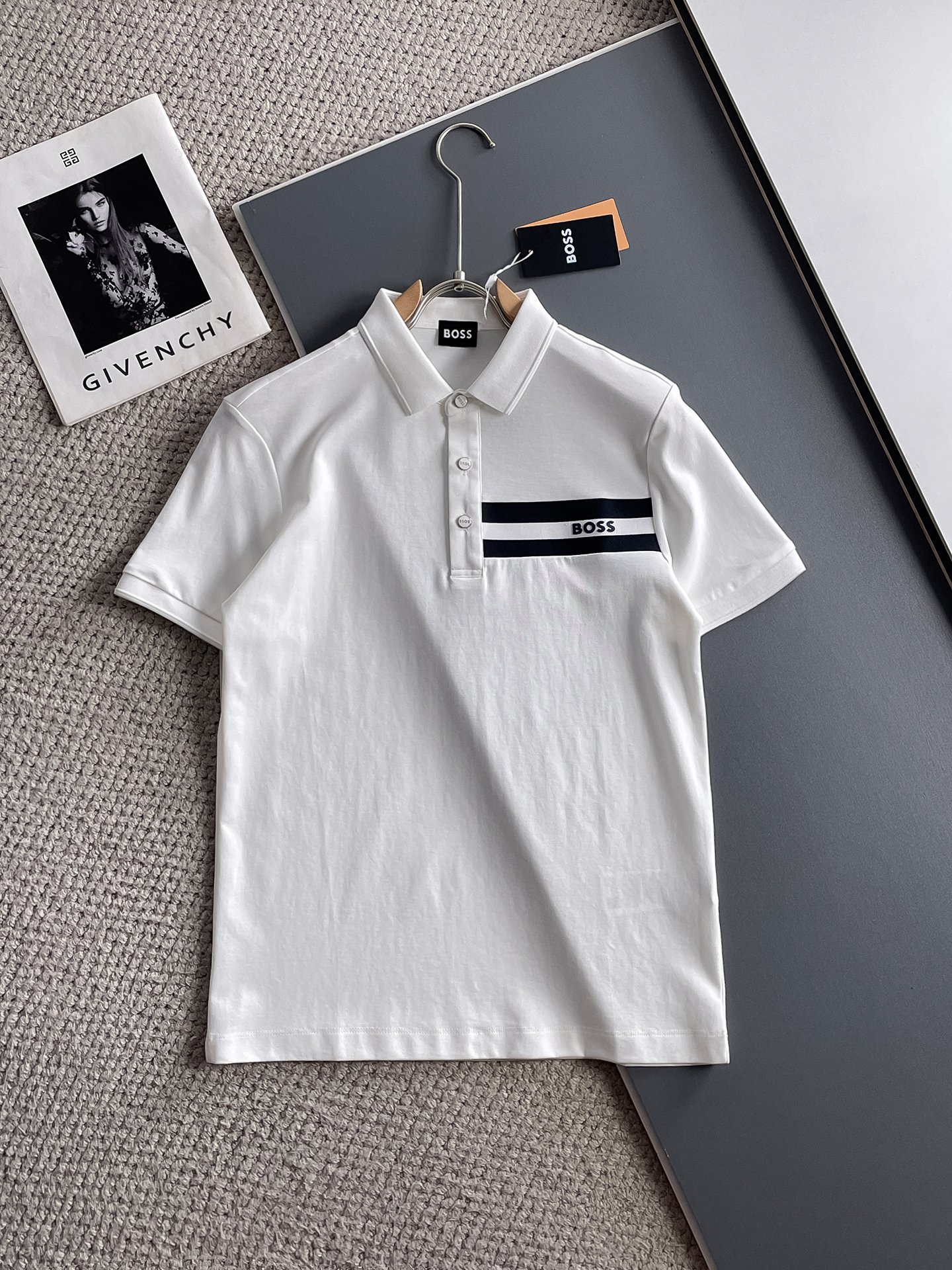 NO:931982,BOSS 2026ss summer new letter logo men's lapel Polo shirt!  Classic business men's style, the ceiling-level business men's style of high-end men's clothing!  Simple and fashionable yet elegant, it looks great when worn alone, and the quality/details control can be taken away with your eyes closed. It is low-key, luxurious and connotative!  The custom-woven mesh pique cotton fabric supplied by the customer is carefully made. The mesh texture is evenly arranged on the surface of the fabric. It has excellent breathability and heat dissipation and perspiration. The upper body comfort is completely better than ordinary single-sided jersey tissue!  The classic brand LOGO on the chest is made with top-notch craftsmanship. The LOGO is three-dimensional, clear and full, and has extraordinary texture. Whether it is worn as an inner layer or worn alone, it is a classic product!  The exquisite tailoring process, every detail is handled very standard and delicately, which cannot be compared with other low-end products on the market. It is a must-have basic and versatile Polo shirt for men!  Available in multiple colors, sizes M-4xl,,19860909BOSS 2026ss夏季新款字母logo男士翻领Polo衫！经典商务男款,高端男装的天花板级别的商务男款！简约时尚大气不失优雅,单穿内搭体面过人,品质控/细节控的闭眼带走,低调又奢华有内涵！ 客供定织网眼珠地棉布精心制成,面料表面排列均匀整齐的网眼纹理,透气性和散热排汗性极佳,上身舒适程度完全优于普通单面汗布组织！胸前经典的品牌LOGO标识,采用顶级工艺打造,LOGO立体清晰饱满,质感非凡的特质,无论是内搭还是单穿都是一款经典领域的产品！精妙绝伦的裁剪工艺,每一个细节处理的非常标准细腻,非市面一般LOW货可以媲美的,男士必入基础百搭款Polo衫推荐！ 颜色多颜色 尺码M-4xl,,,Men's clothing