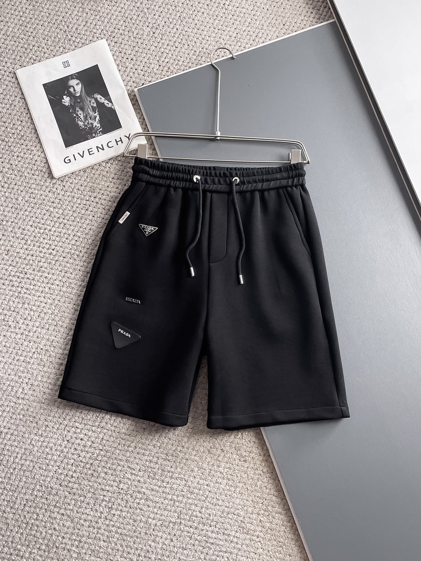 NO:931994,Prada's three-standard complete 2026 summer new men's casual shorts, advanced custom-made breathable fabrics, extremely breathable, elastic and comfortable, impeccable details, top-grade accessories, original logo design concept, delicate and soft feel!  The upper body fit is awesome!  Sizes M-XXXL, please state your height and weight when ordering, prada, shorts,19860909普拉达三标齐全 2026夏季新款男士休闲短裤,高级定制面料透气面料 透气弹力舒适度极高,细节无可挑剔,顶级辅料配备,原版logo设计理念,手感细腻柔软！上身版型超赞！尺码M-XXXL下单报身高体重,,prada,shorts,,Men's clothing